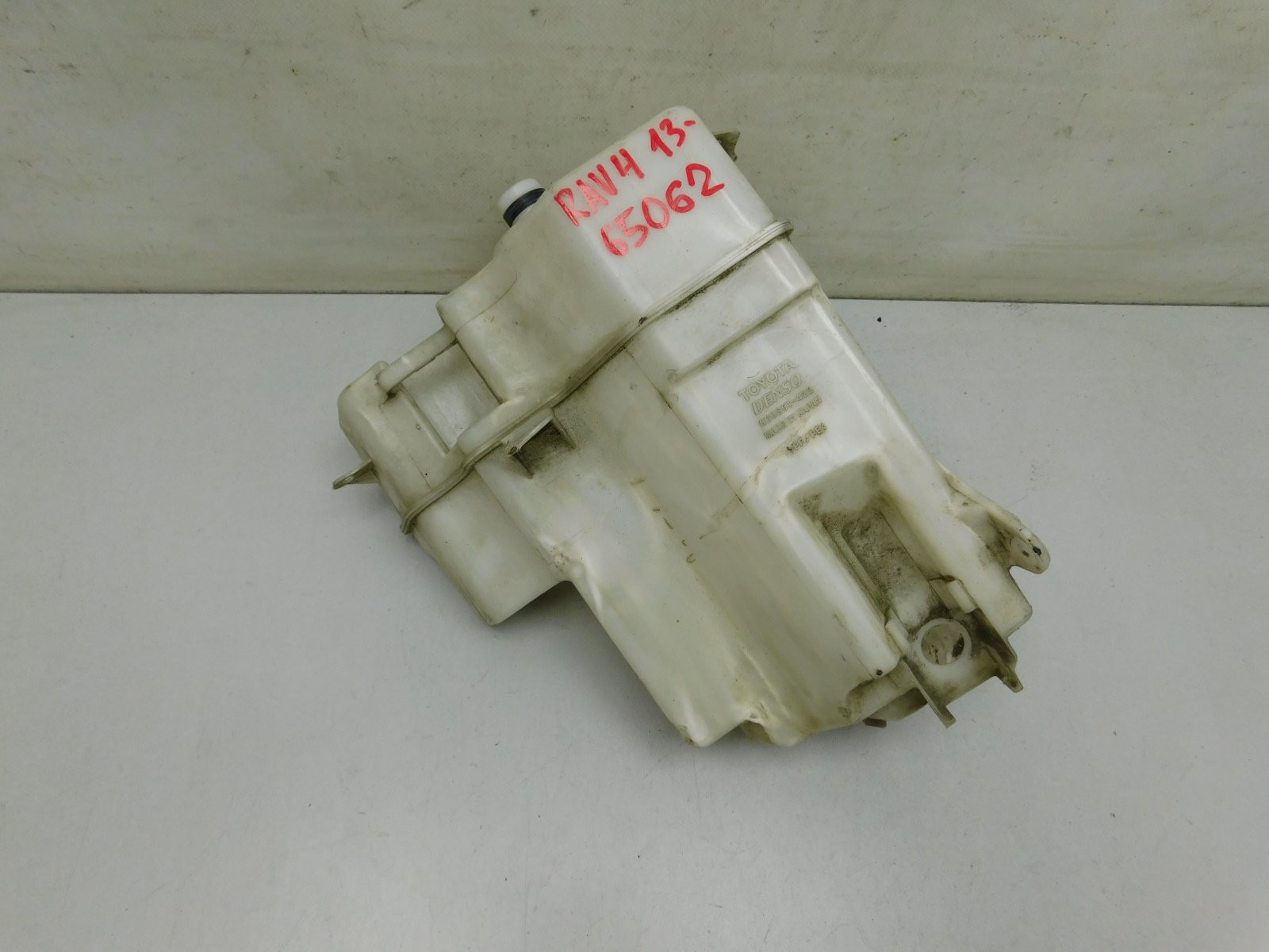 Бачок омывателя лобового стекла Toyota RAV 4 2013-2019