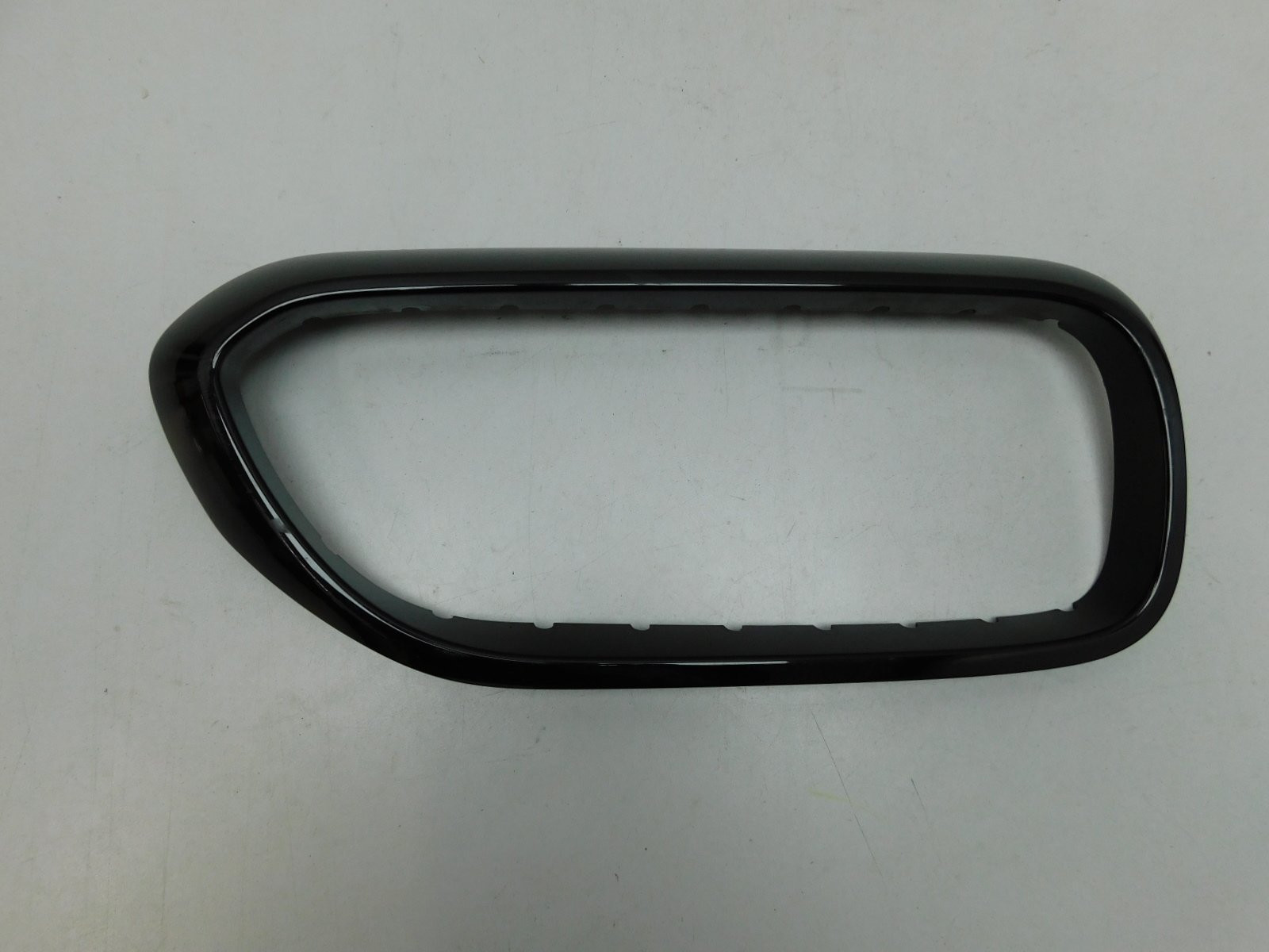 Молдинг решетки радиатора BMW 5-серия G30 2016>