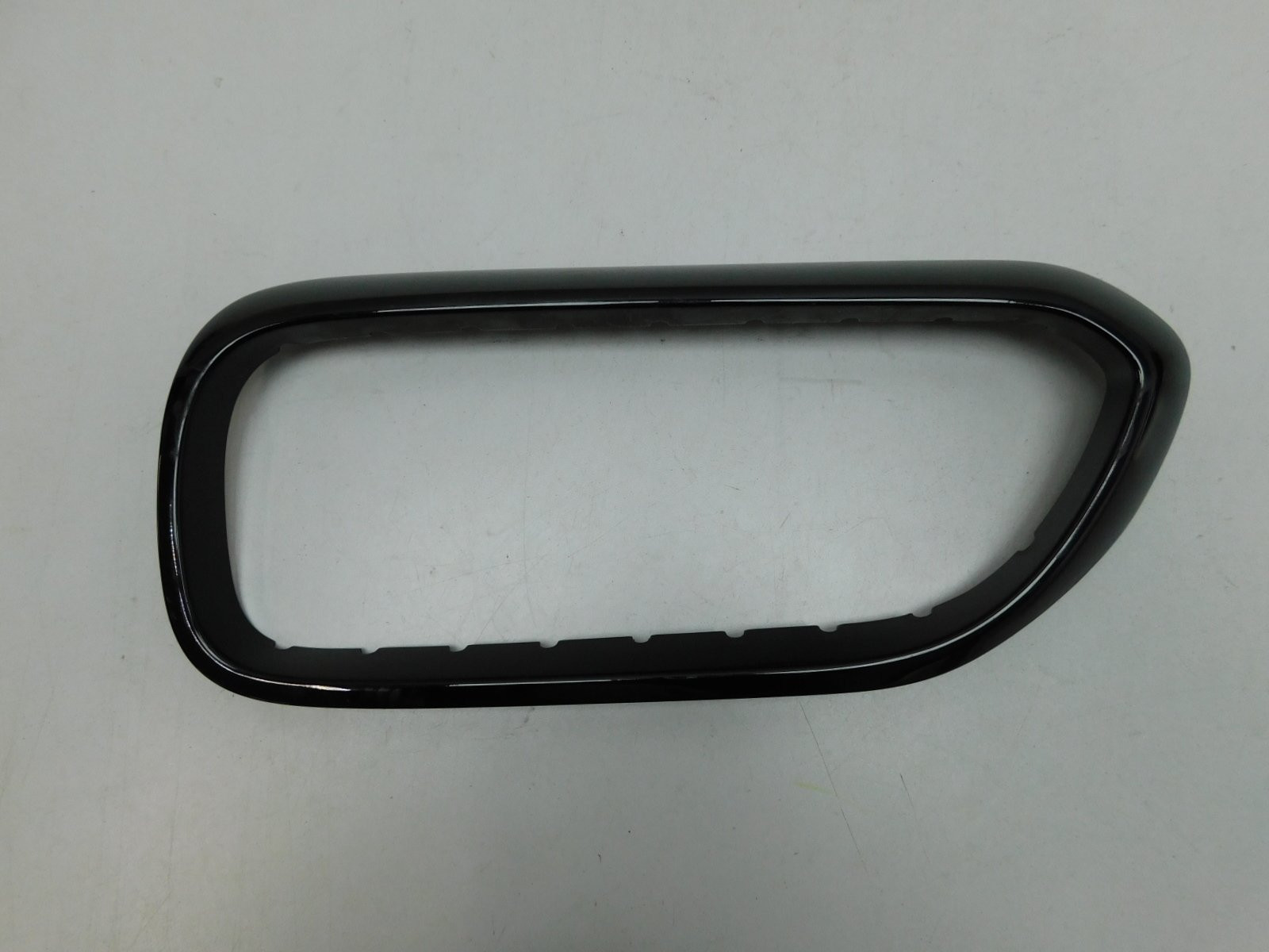 Молдинг решетки радиатора BMW 5-серия G30 2016>