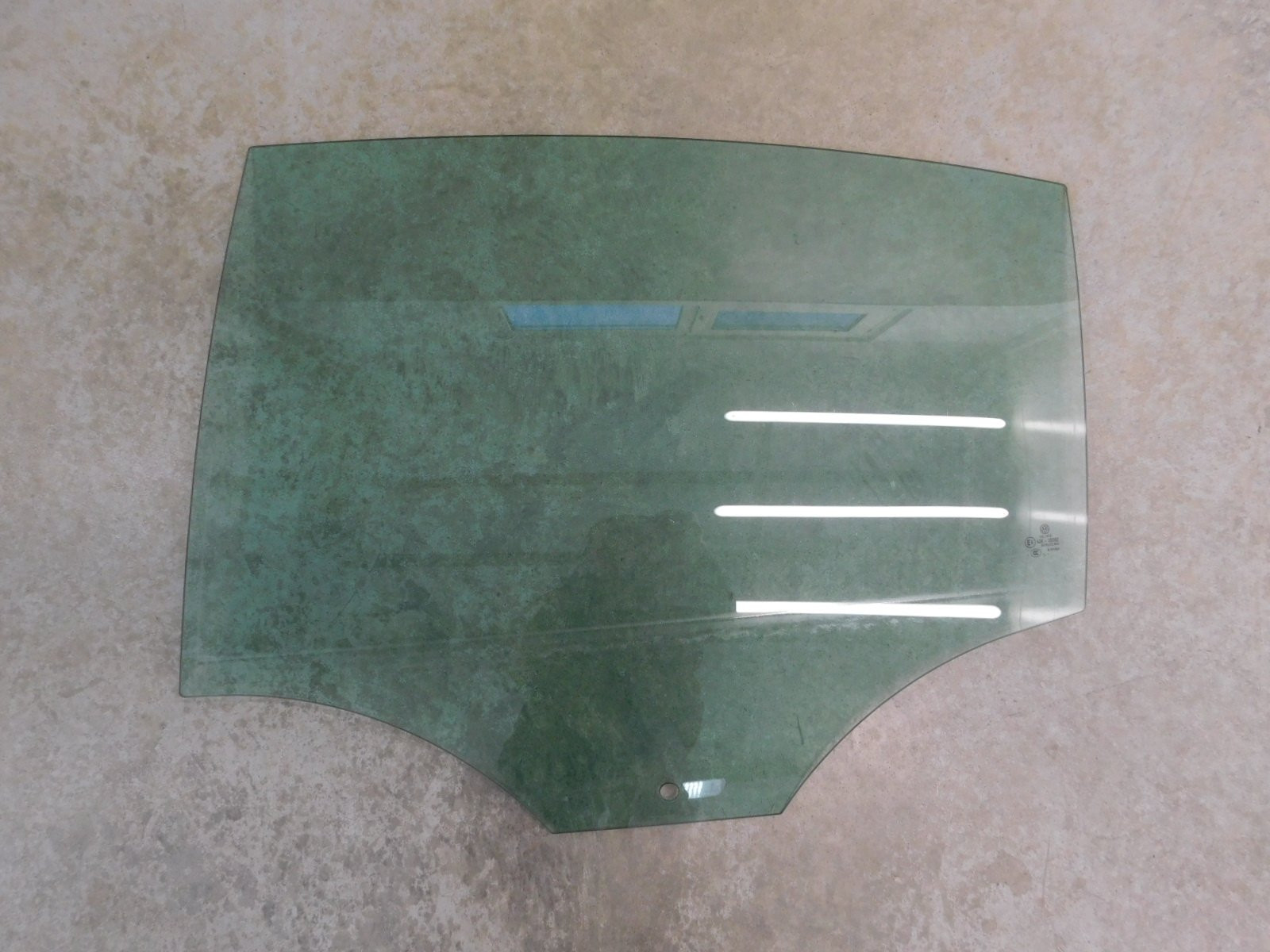 Стекло двери задней левой Volkswagen Passat B7 2011-2015