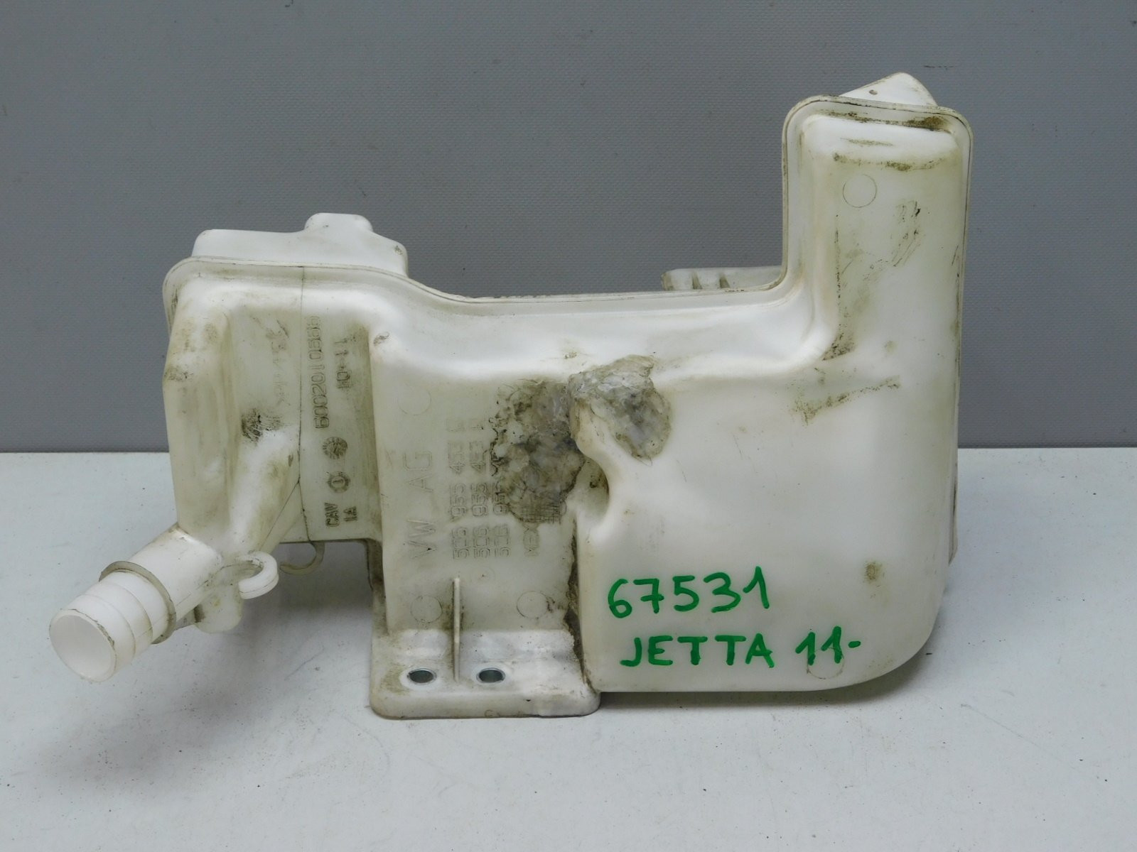 Бачок омывателя лобового стекла Volkswagen Jetta 2011>