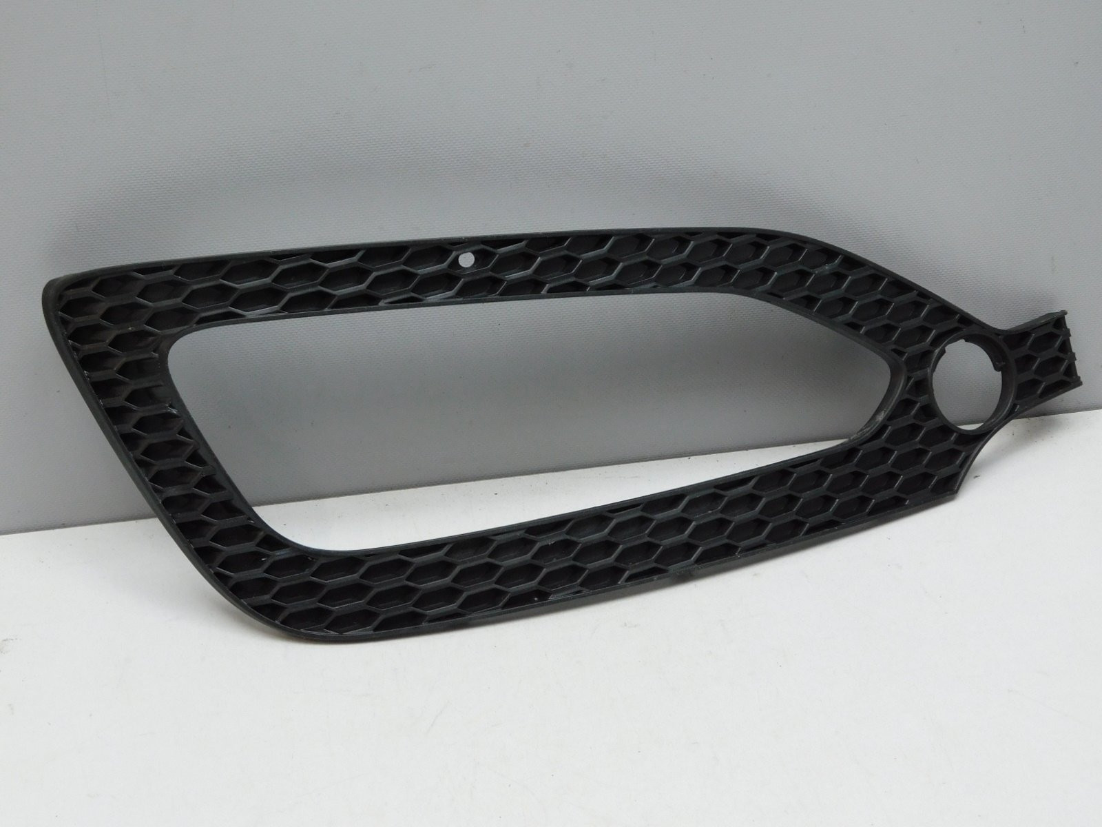 Решетка в бампер правая Hyundai Santa Fe 2012-2018