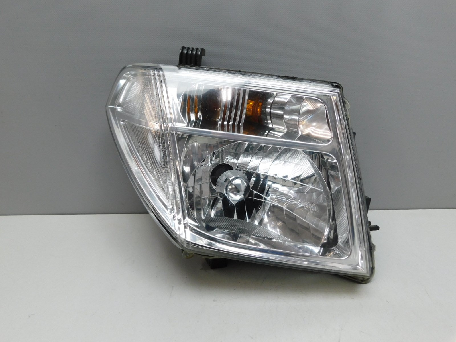 Фара правая Nissan Pathfinder 2004-2014