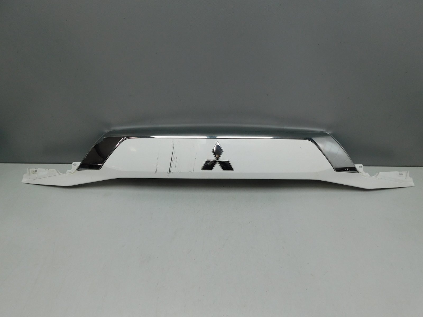 Накладка двери багажника Mitsubishi Outlander 2012>