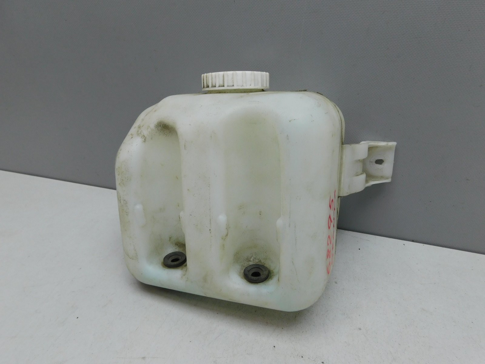 Бачок омывателя лобового стекла VAZ Lada Granta 2011>