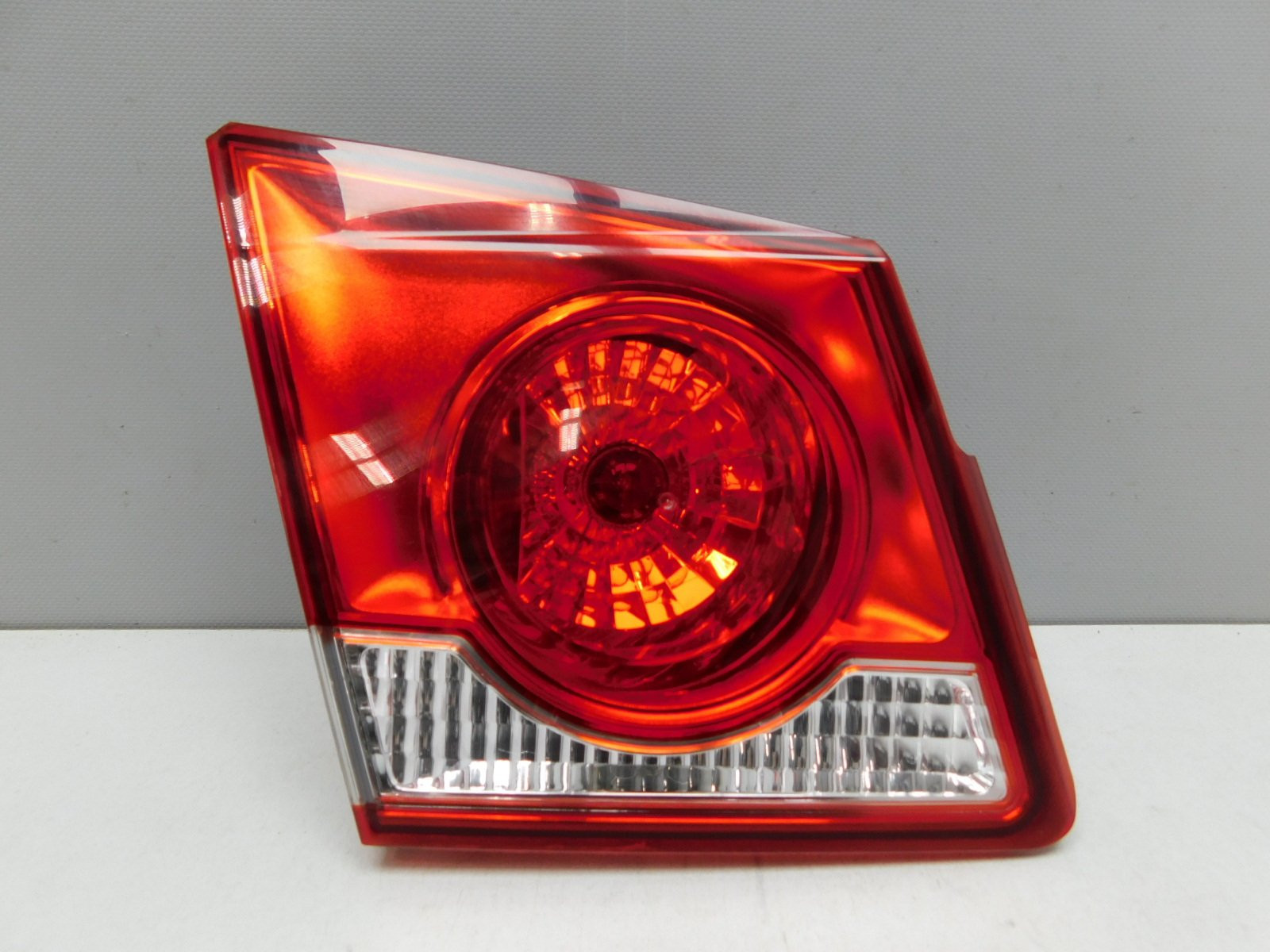 Фонарь задний внутренний левый Chevrolet Cruze 2009>
