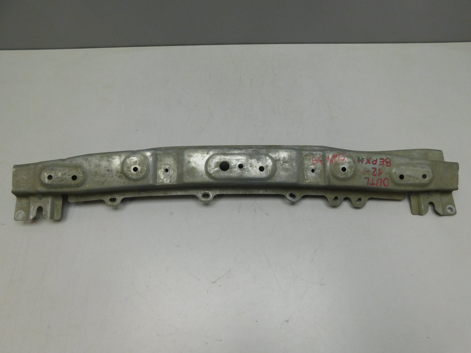 Усилитель переднего бампера Mitsubishi Outlander 2012>