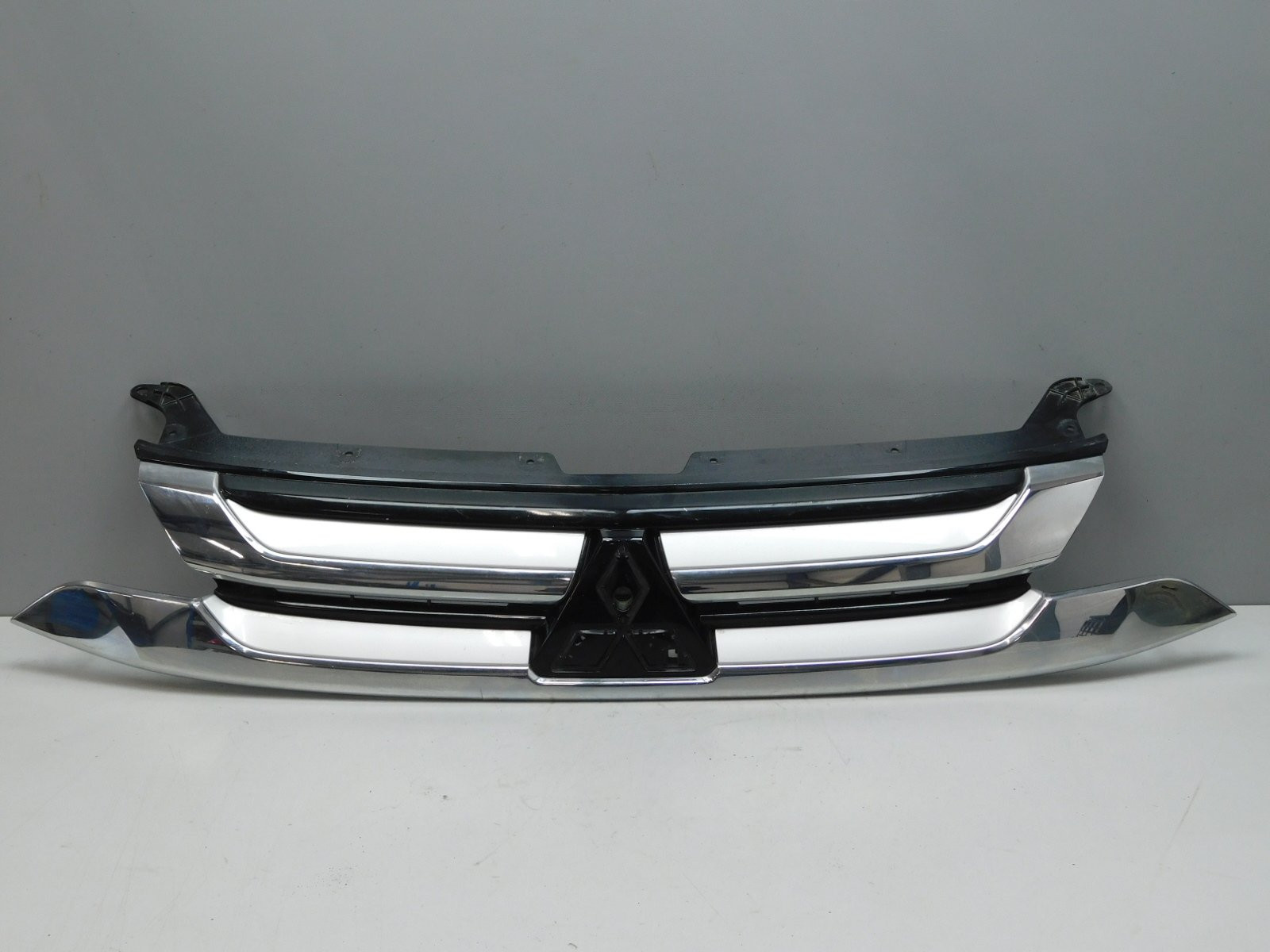 Решетка радиатора Mitsubishi Outlander 2012>