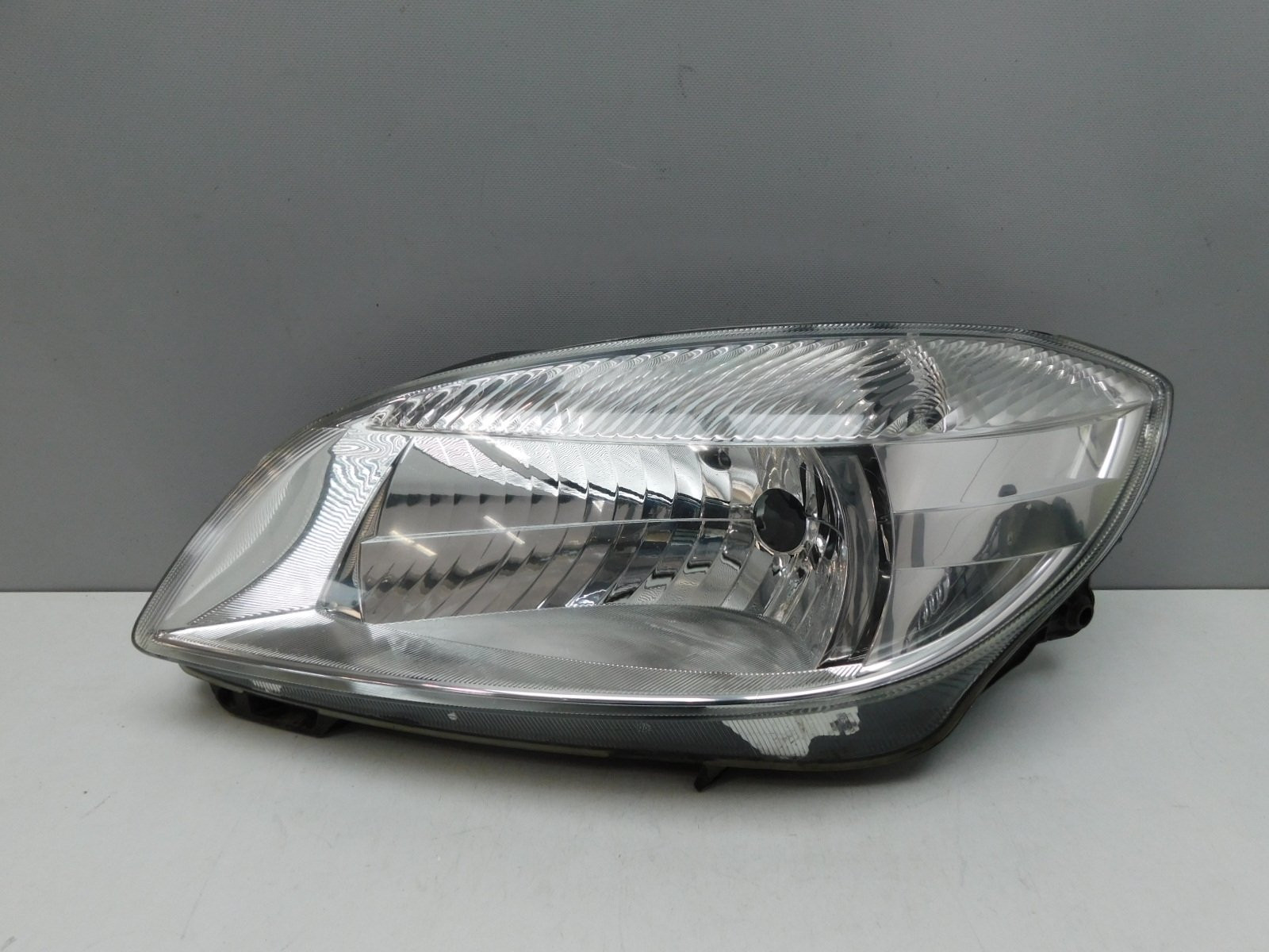 Фара левая Skoda Fabia 2007-2015