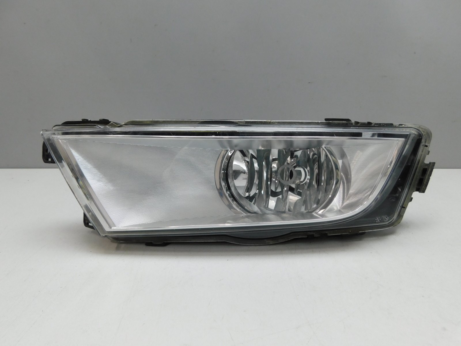Фара противотуманная левая Skoda Octavia III (A7) 2013-2020