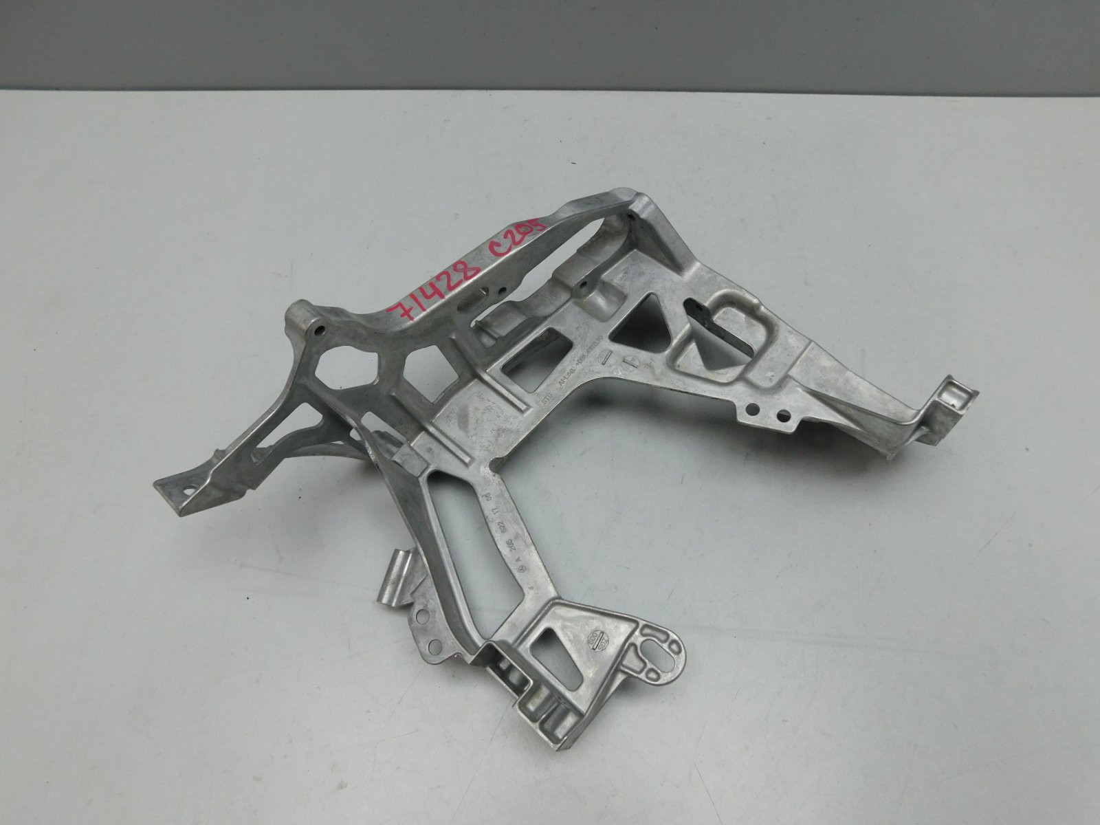 Кронштейн фары левой Mercedes-Benz C-Klasse W205 2013>