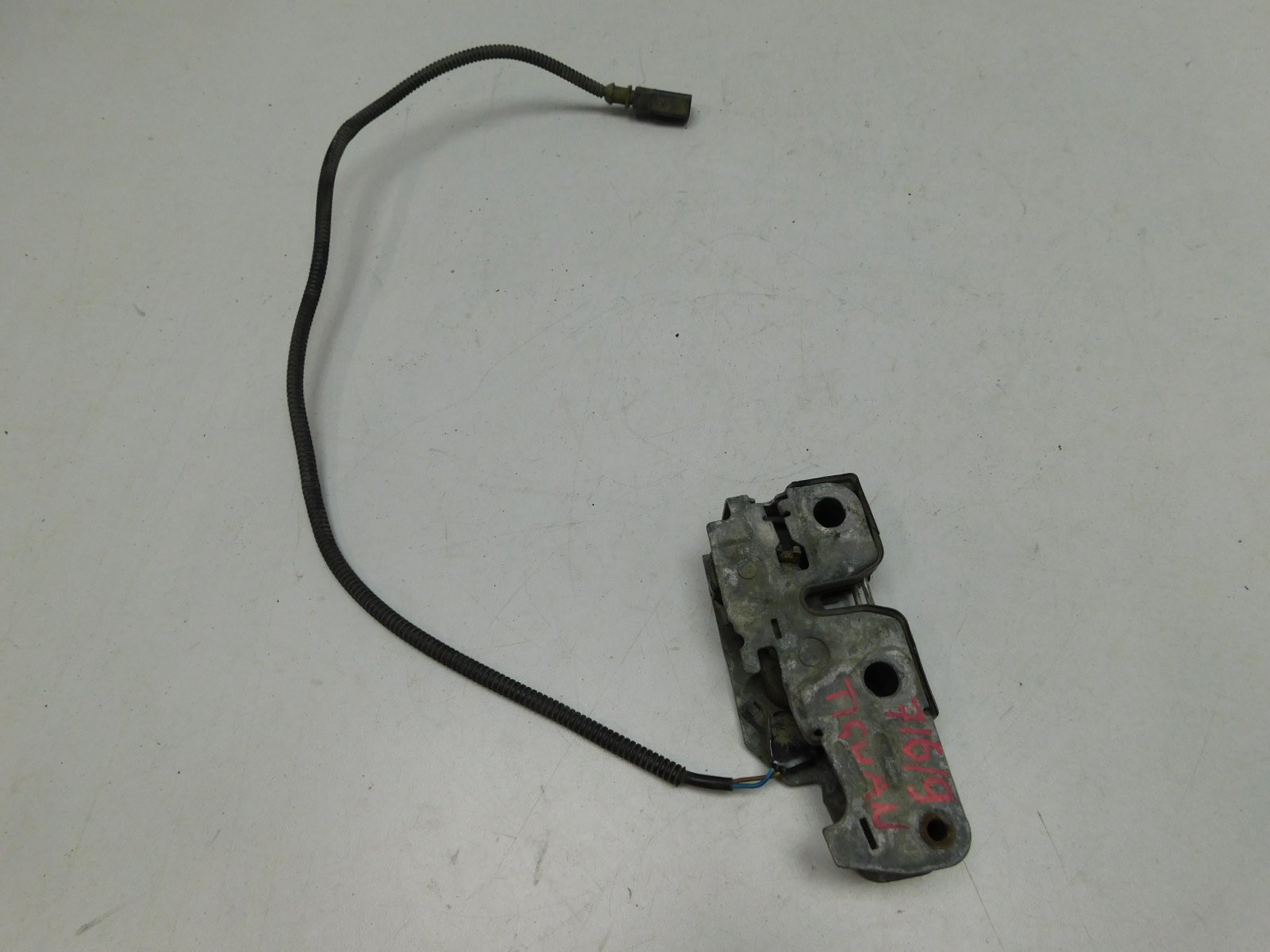 Замок капота Volkswagen Tiguan 2007-2017