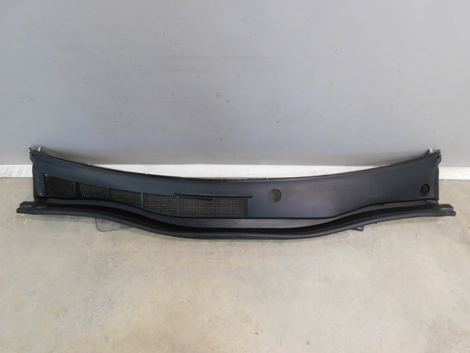 Решетка стеклооч. (планка под ло Toyota Camry V50 2011-2018