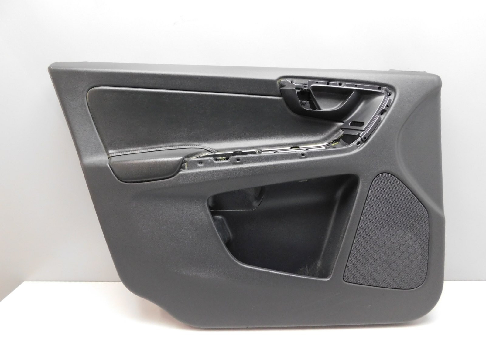 Обшивка двери передней левой Volvo XC60 2008-2017