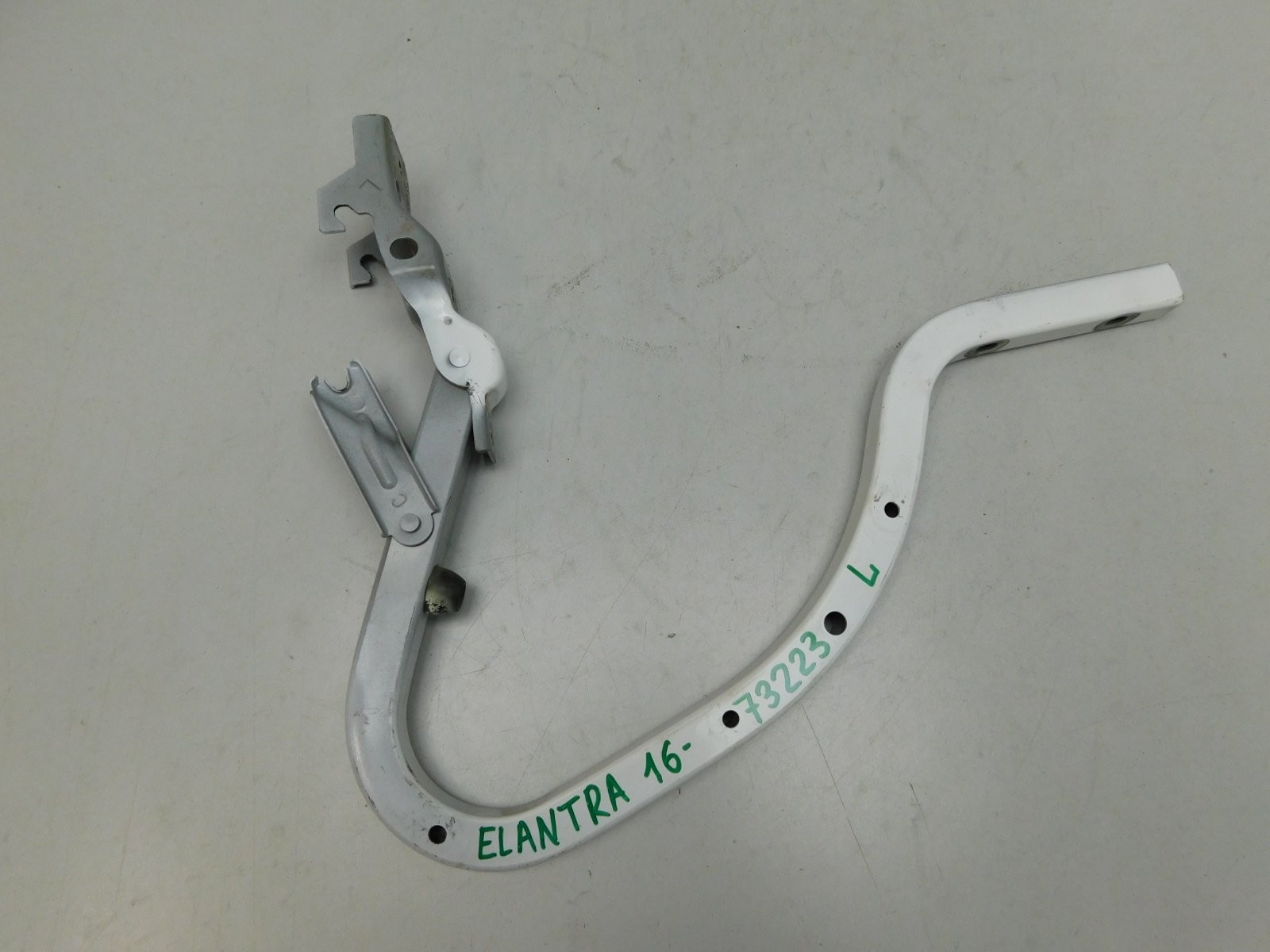 Петля крышки багажника Hyundai Elantra 2016>