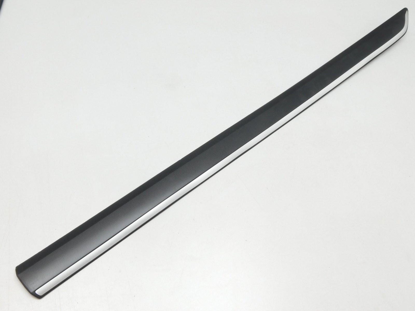 Молдинг двери передней левой Skoda Yeti 2009-2018