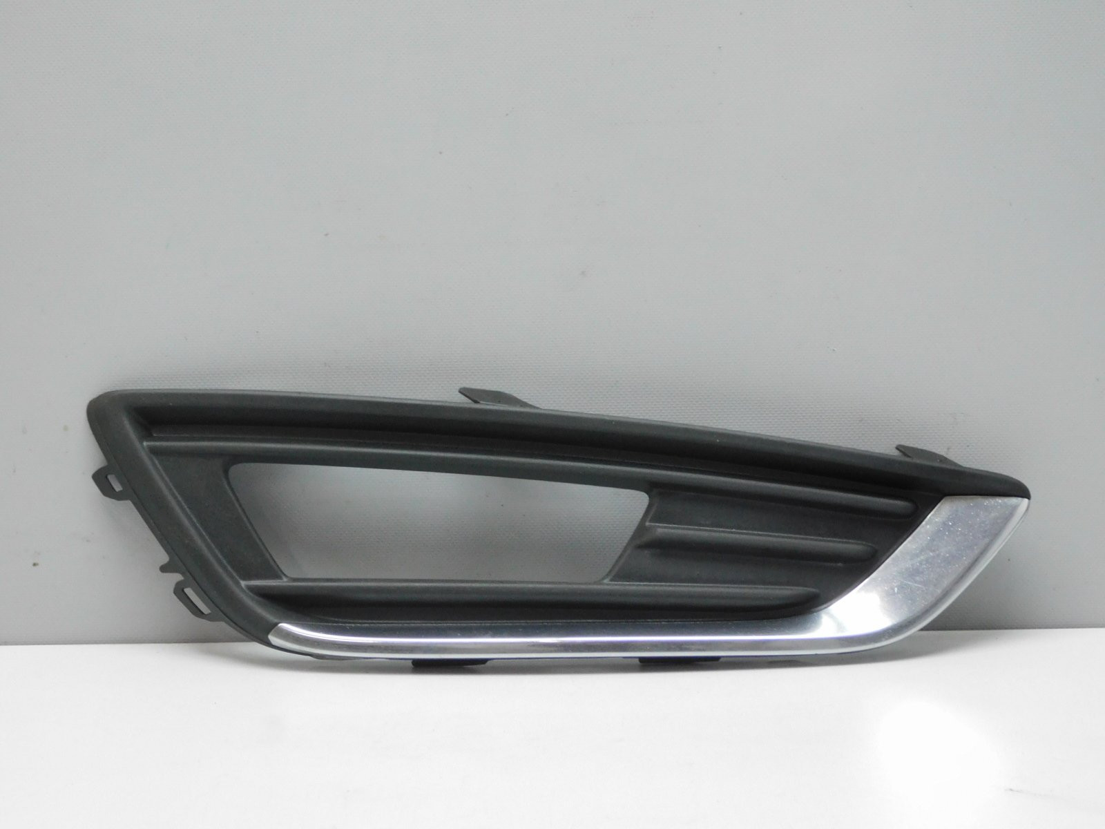 Решетка в бампер правая Ford Focus III 2011>