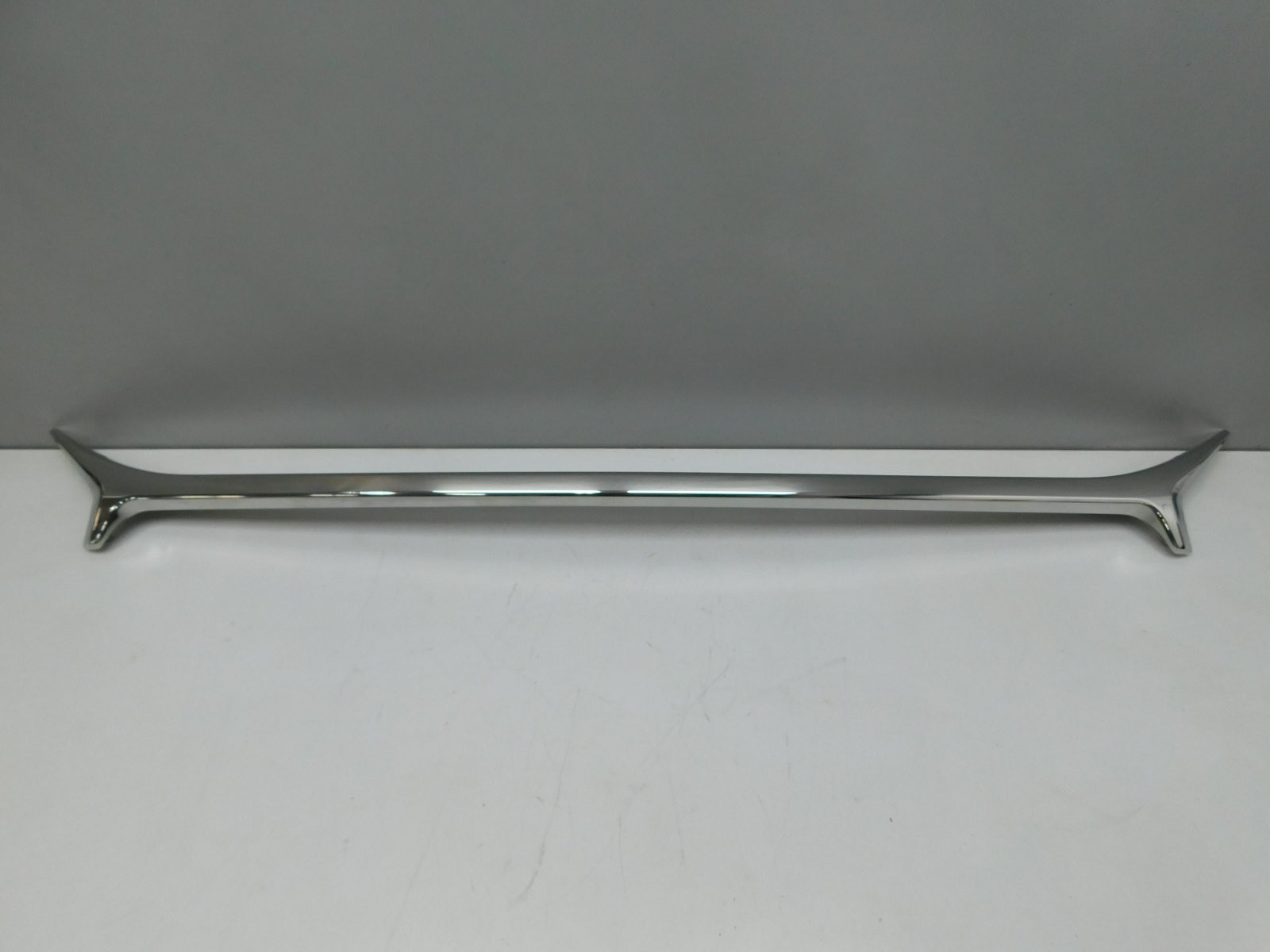 Молдинг центральной решетки Toyota Camry V50 2011-2018