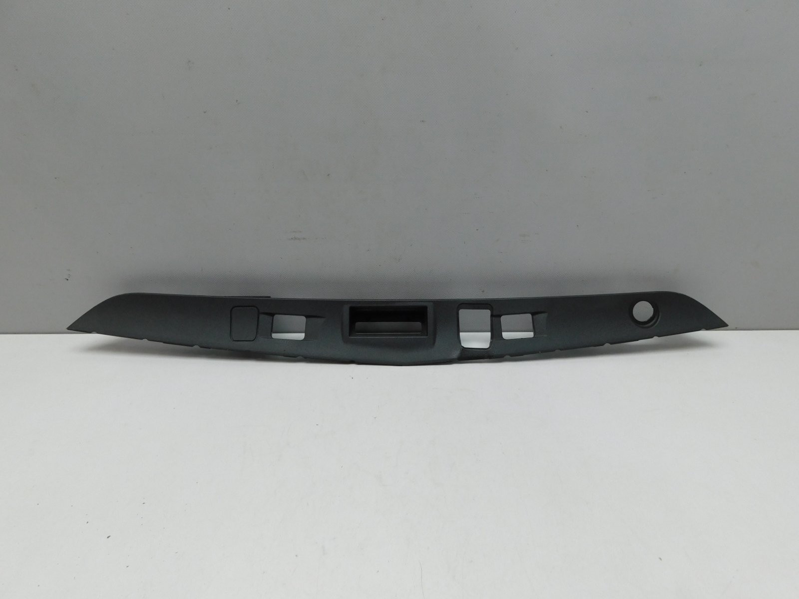 Накладка крышки багажника Mercedes-Benz E-Klasse W212 2009>