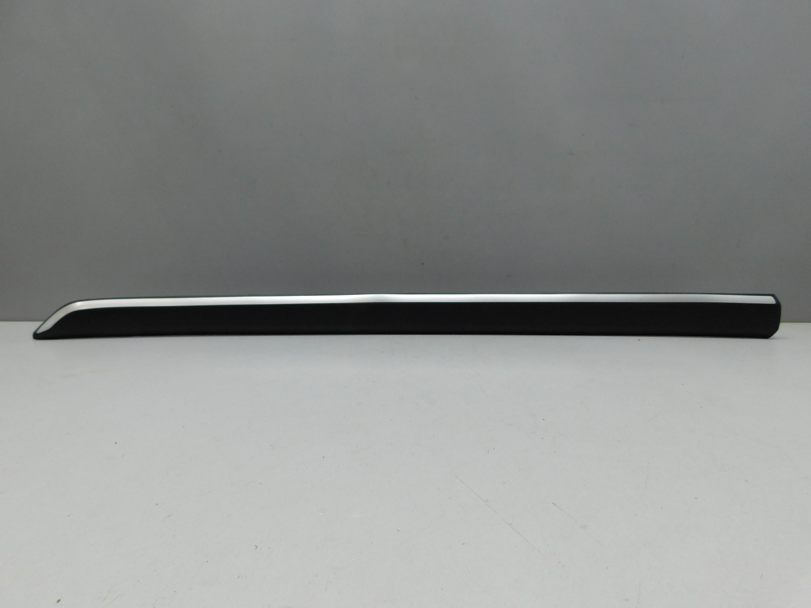 Молдинг двери передней левой Skoda Yeti 2009-2018