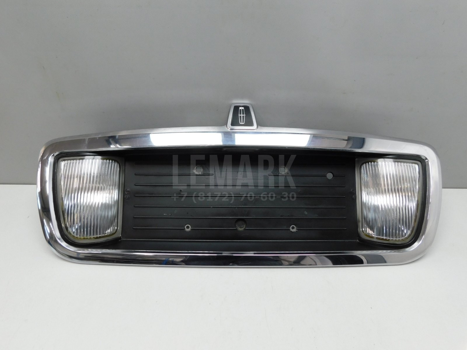 Накладка крышки багажника Lincoln Town Car III 2006-2011 6W1Z17B390AA