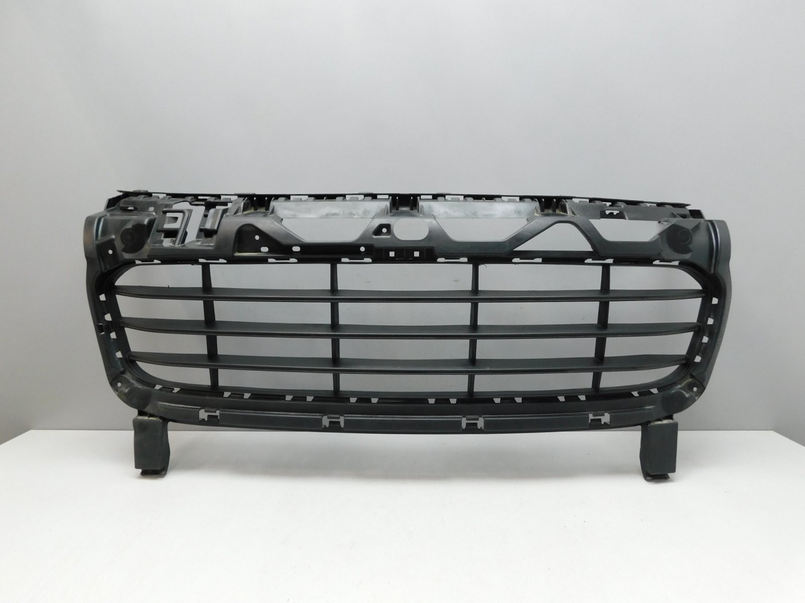 Решетка в бампер центральная Porsche Cayenne 2010-2017