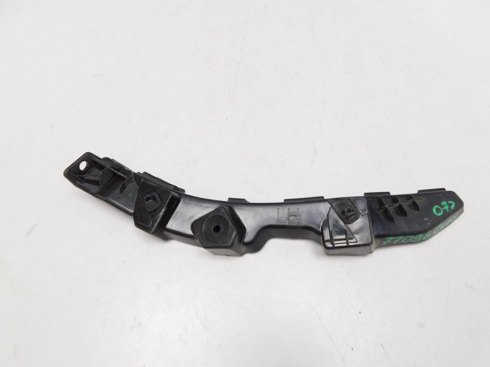 Направляющая заднего бампера Kia Ceed 2007-2012