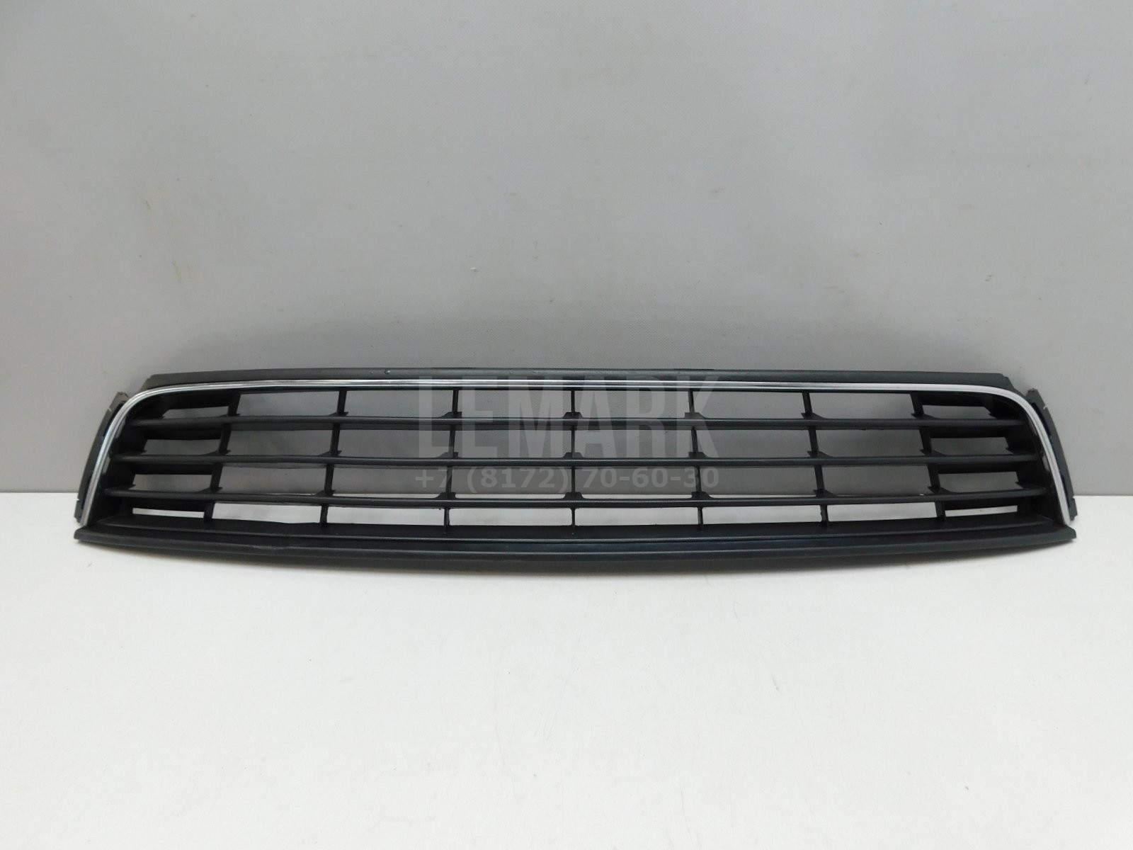 Решетка в бампер центральная Volkswagen Polo Sedan 2011-2020 6RU853677A