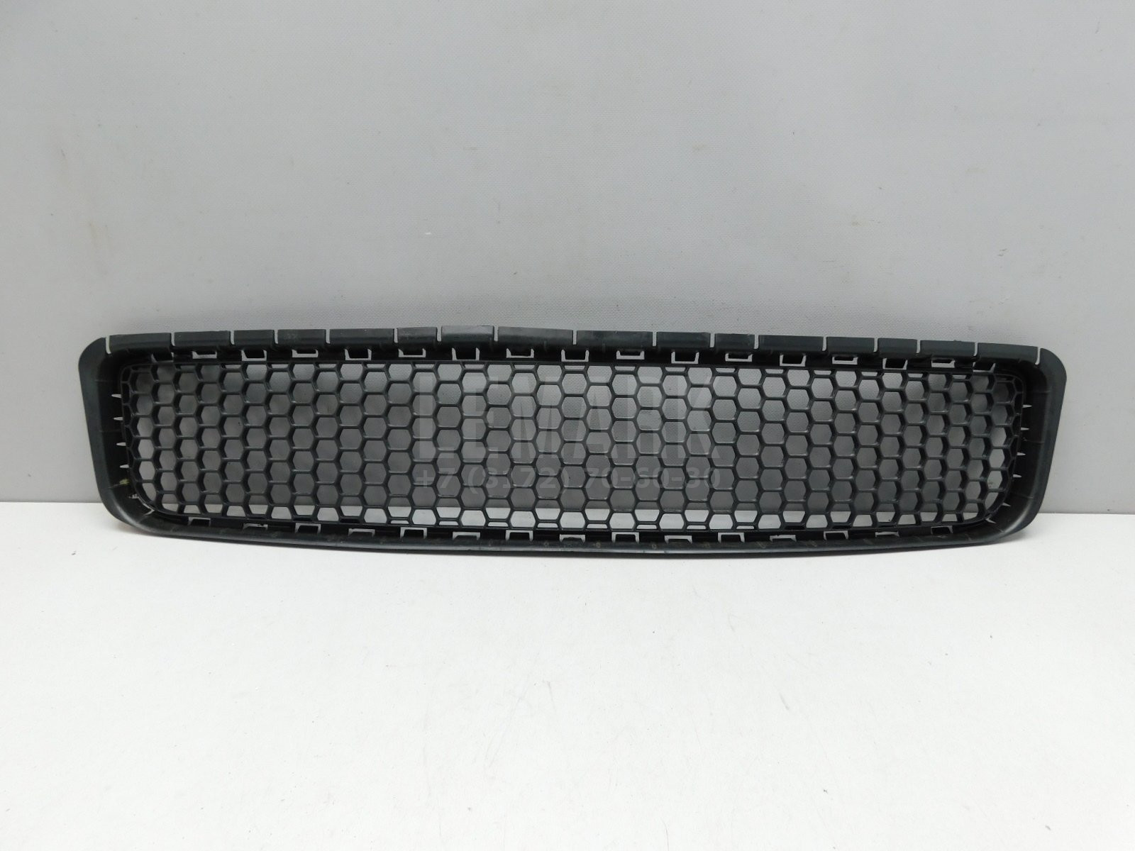 Решетка в бампер центральная Volkswagen Touareg 2002-2010 7L6853678F