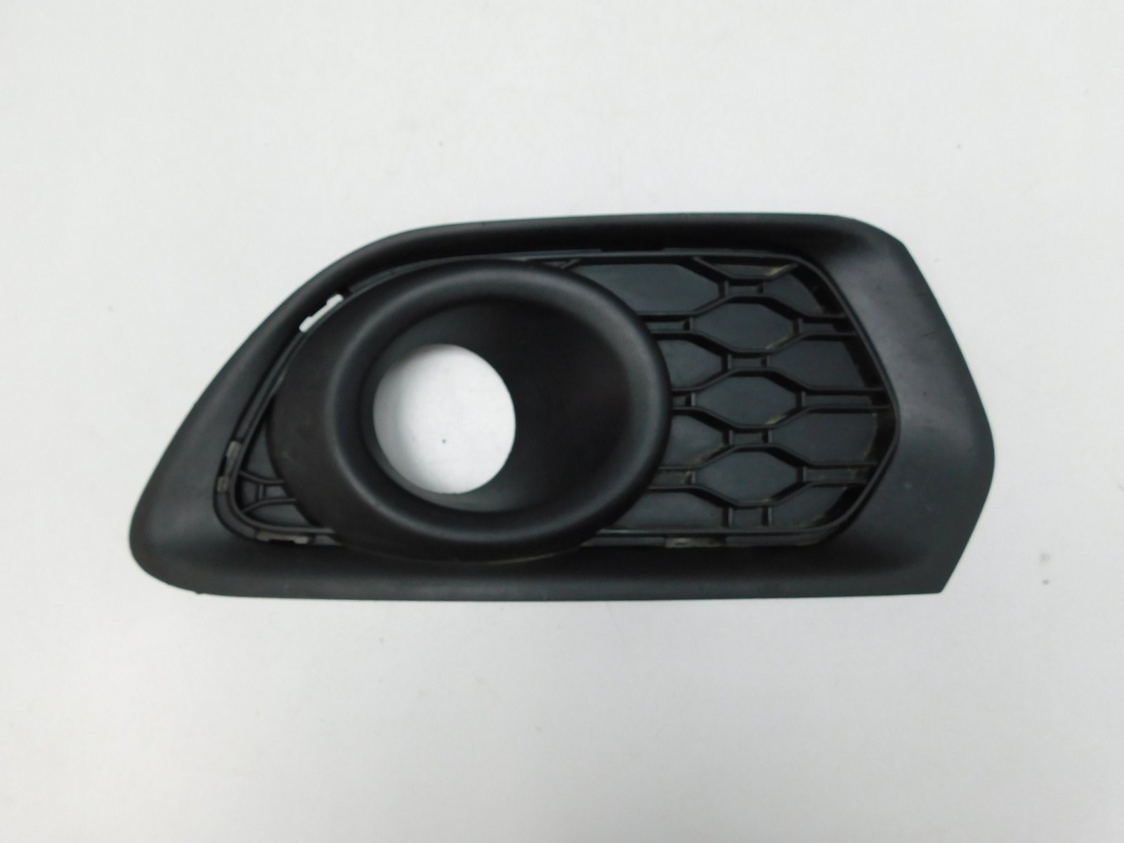 Решетка в бампер правая Renault Sandero 2014>