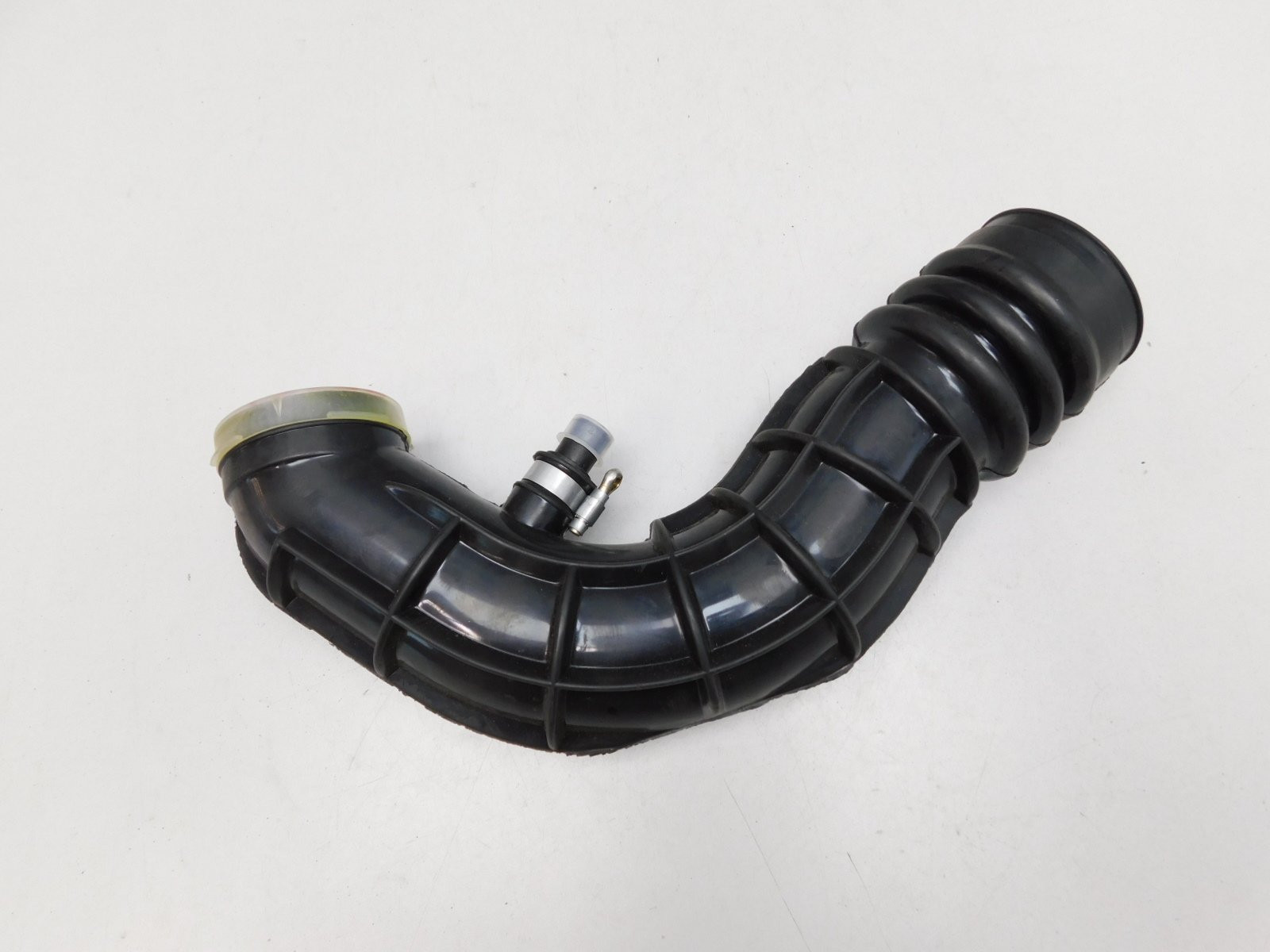 Патрубок воздушного фильтра VAZ Lada Granta 2011>