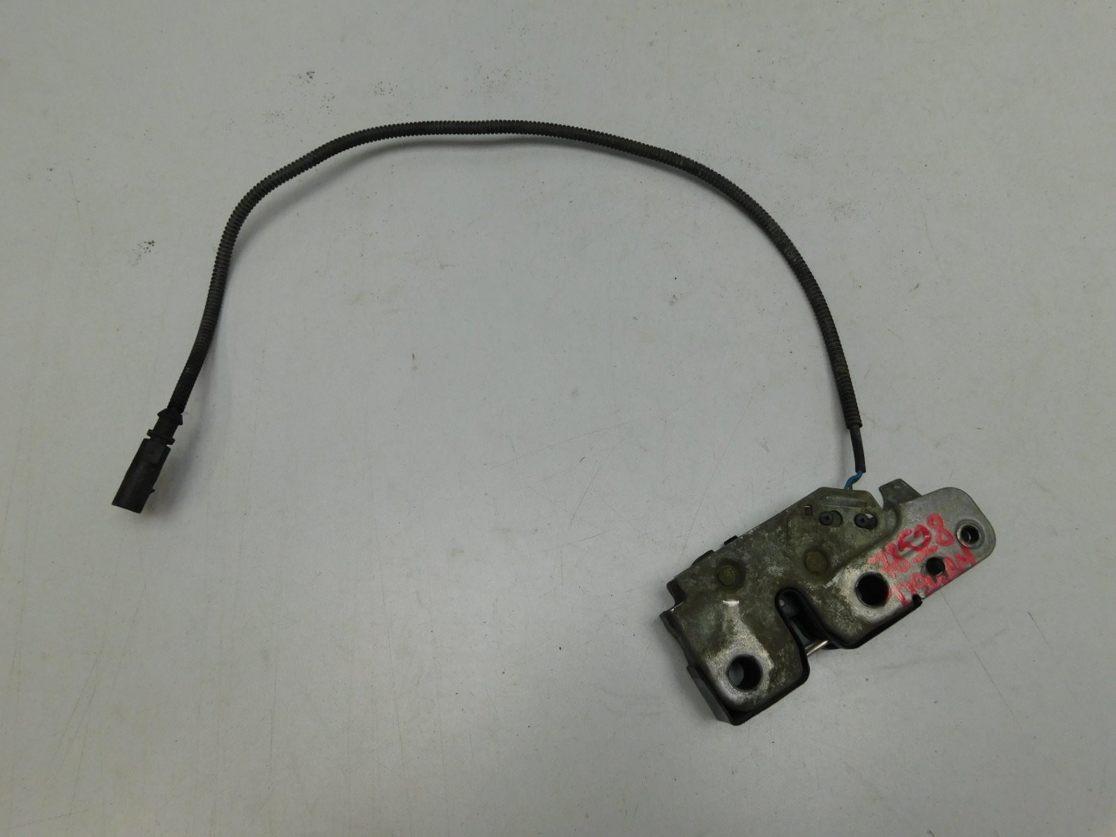 Замок капота Volkswagen Tiguan 2007-2017