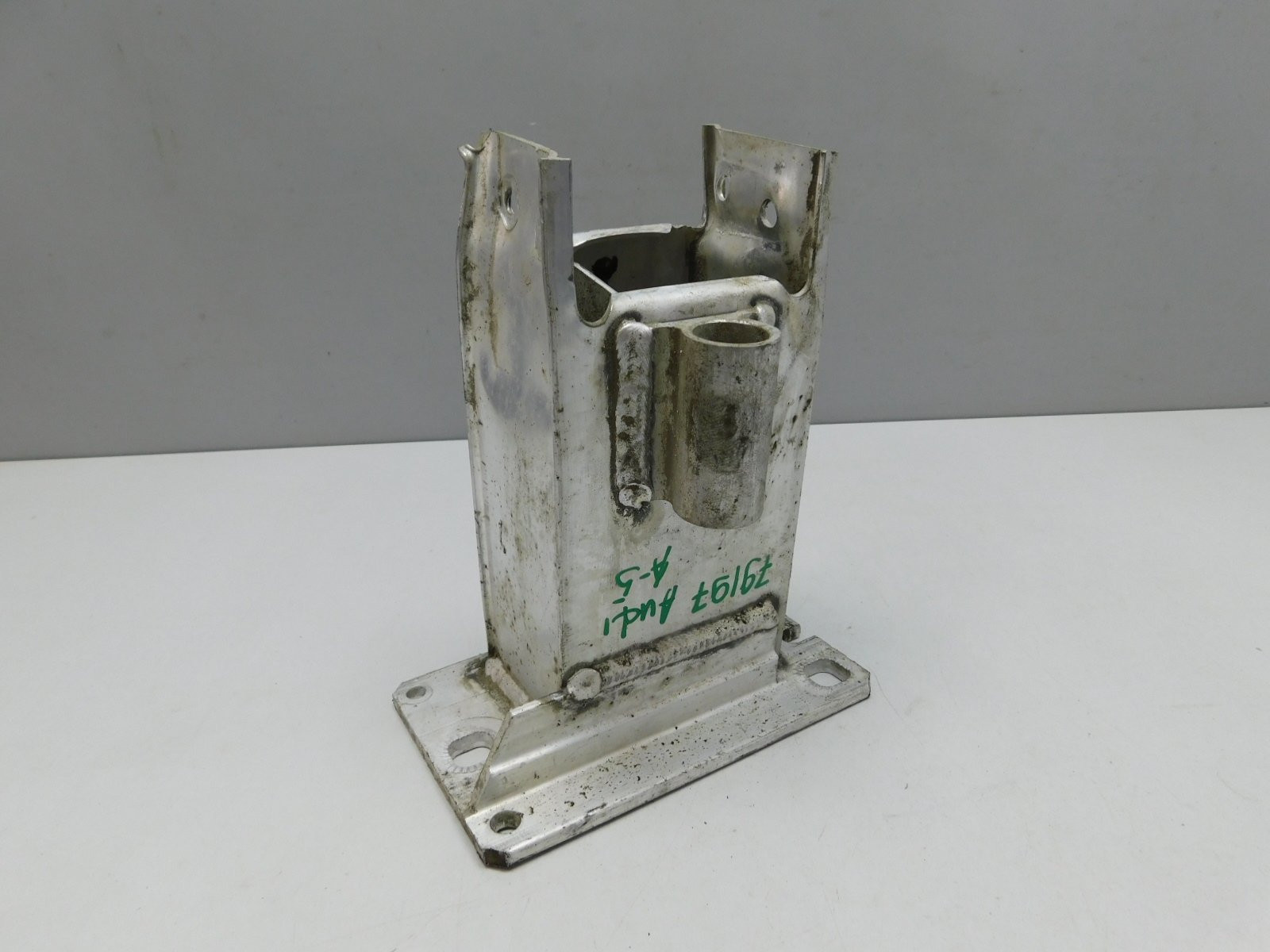 Кронштейн усилителя переднего ба Audi A5/S5 2007-2016