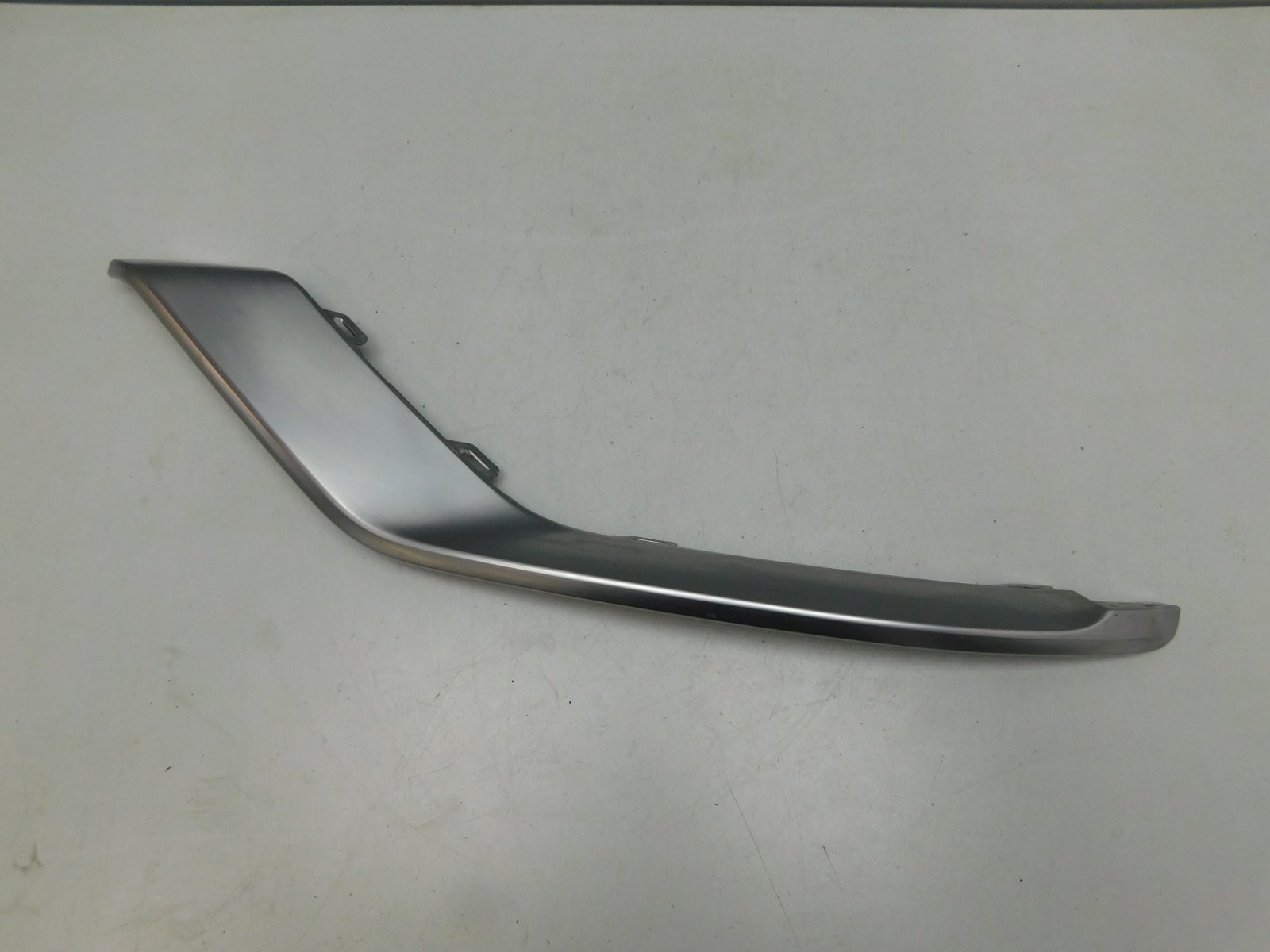 Молдинг переднего бампера Volkswagen Passat B8 2015>