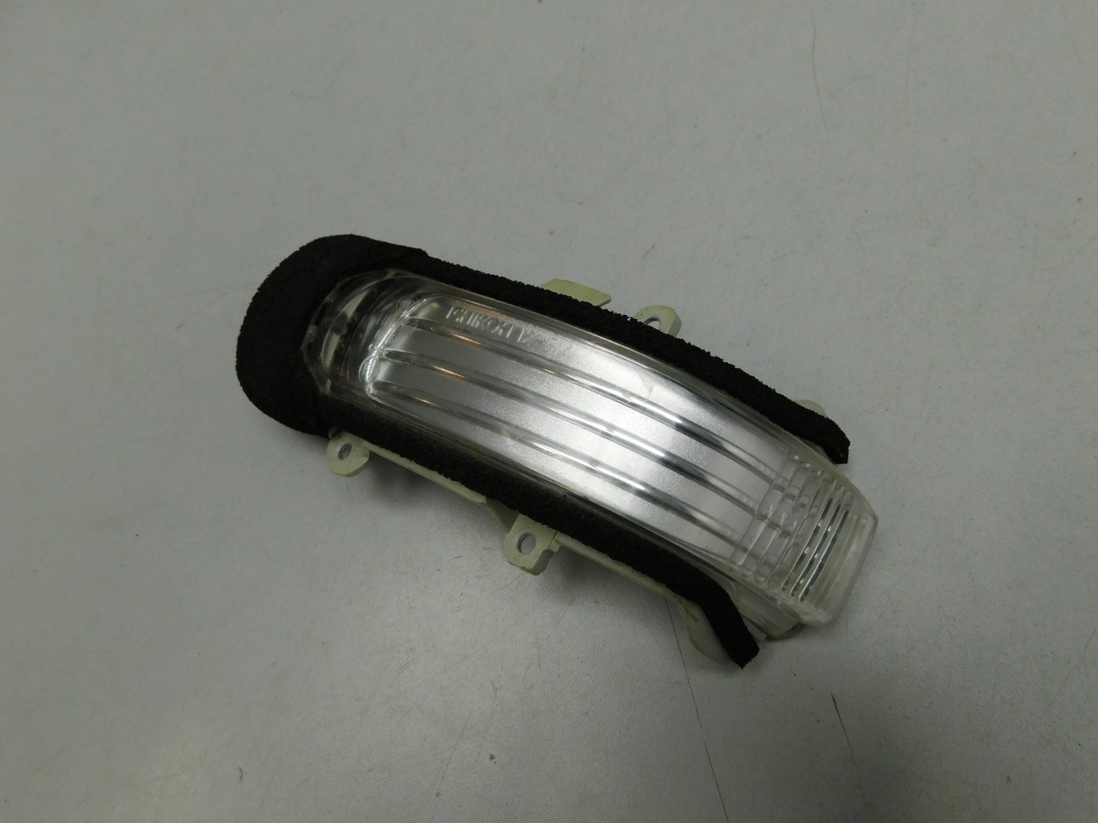 Повторитель указателя поворота Toyota Corolla E15 2006-2013