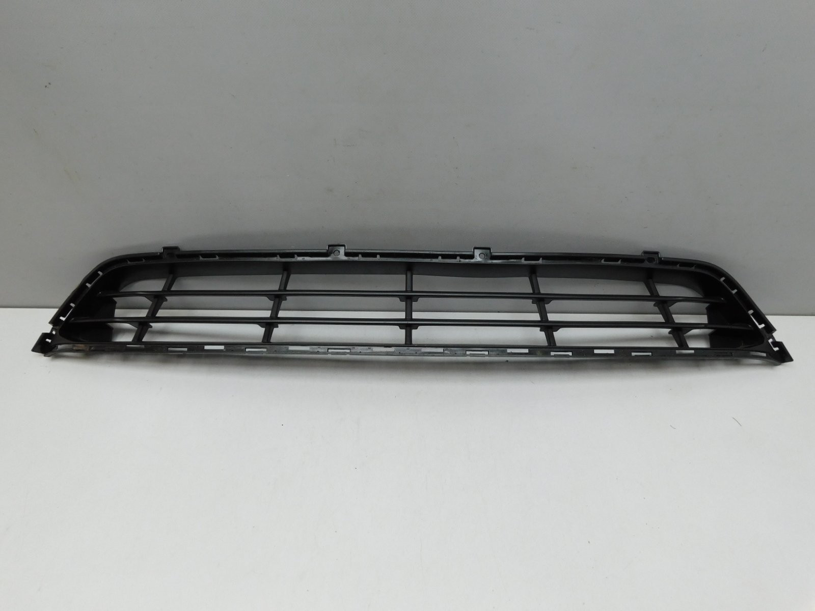 Решетка в бампер центральная Hyundai Santa Fe 2012-2018