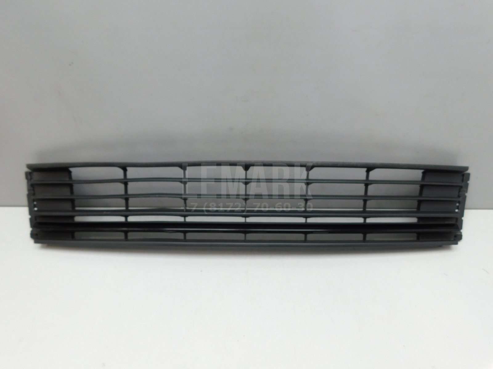 Решетка в бампер центральная Volkswagen Polo Sedan 2011-2020 6RU853677C