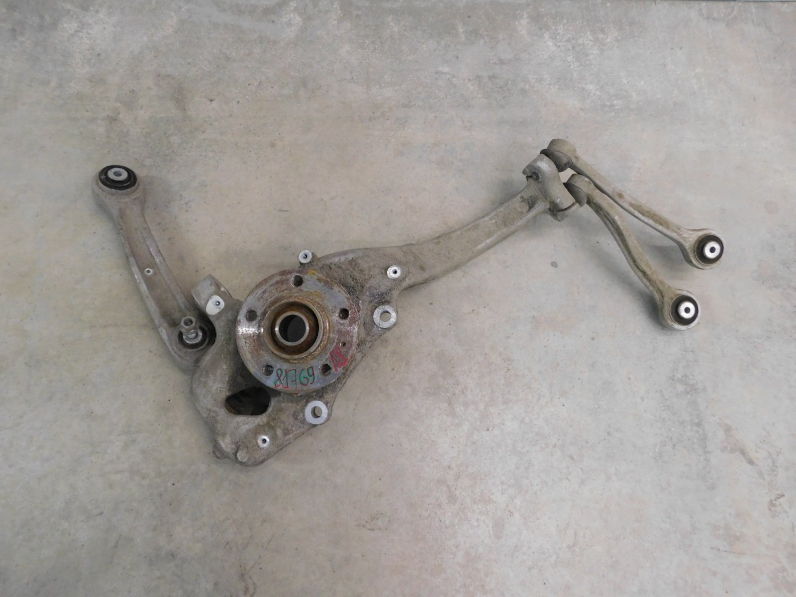 Кулак поворотный передний левый Audi A8 [4H] 2011-2018