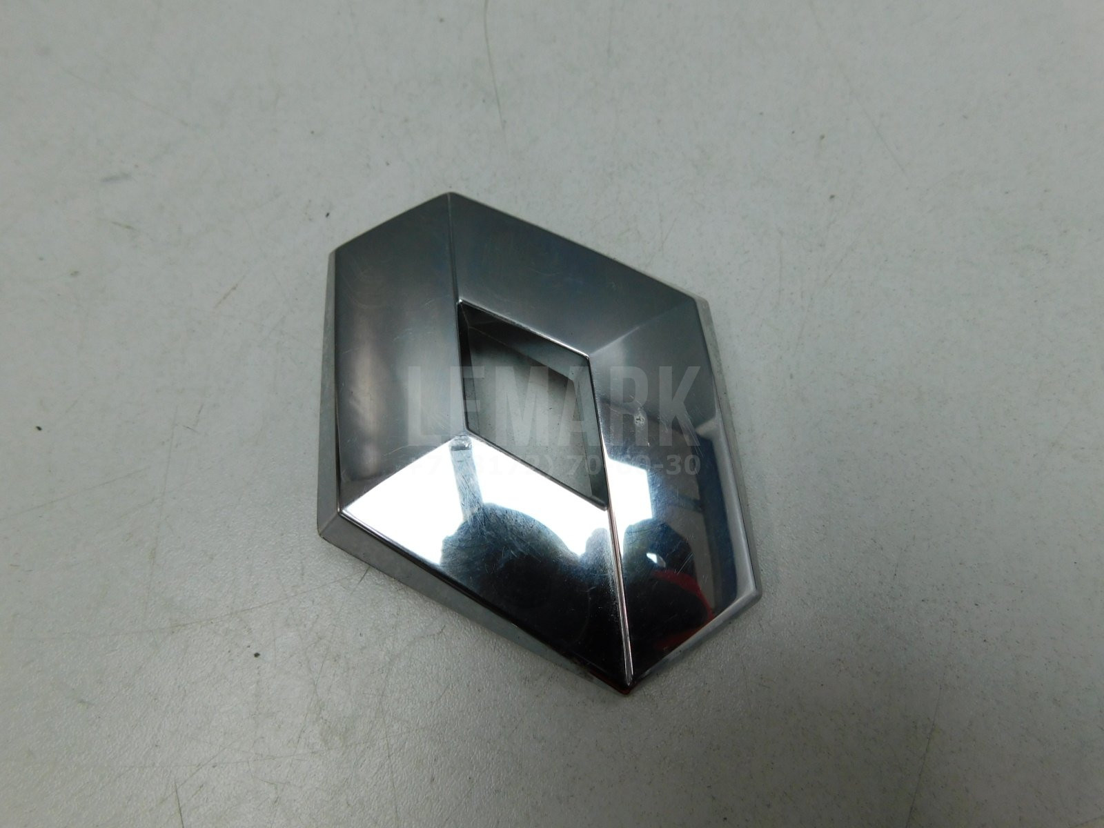 Эмблема Renault Logan 2005> 8200600004