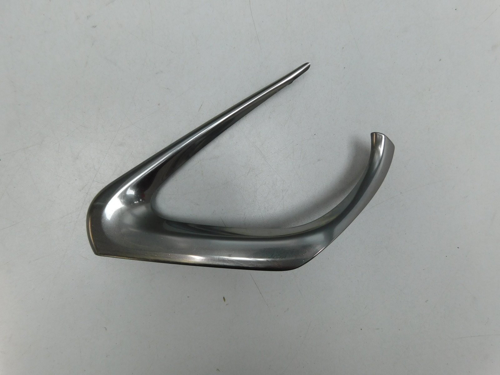 Молдинг центральной решетки Toyota Camry V50 2011-2018