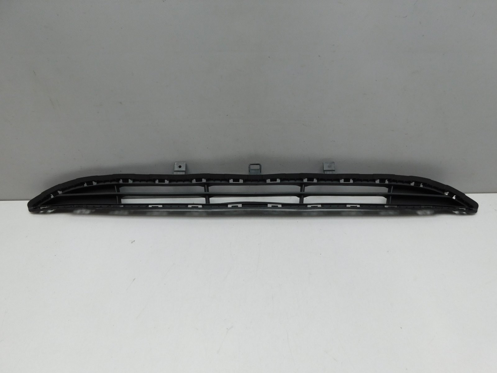 Решетка в бампер центральная Hyundai Solaris 2017>