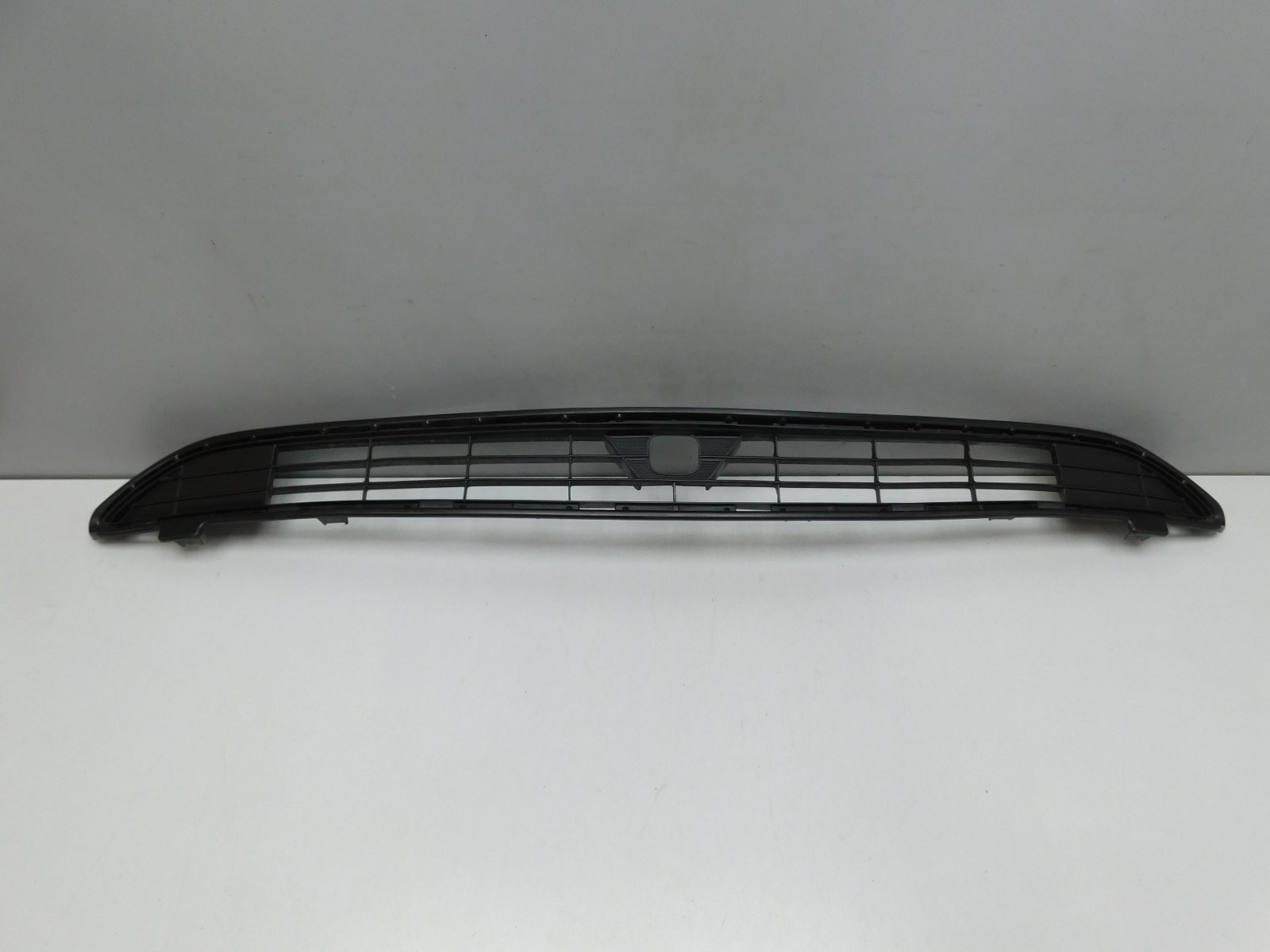 Решетка в бампер центральная Toyota RAV 4 2013-2019