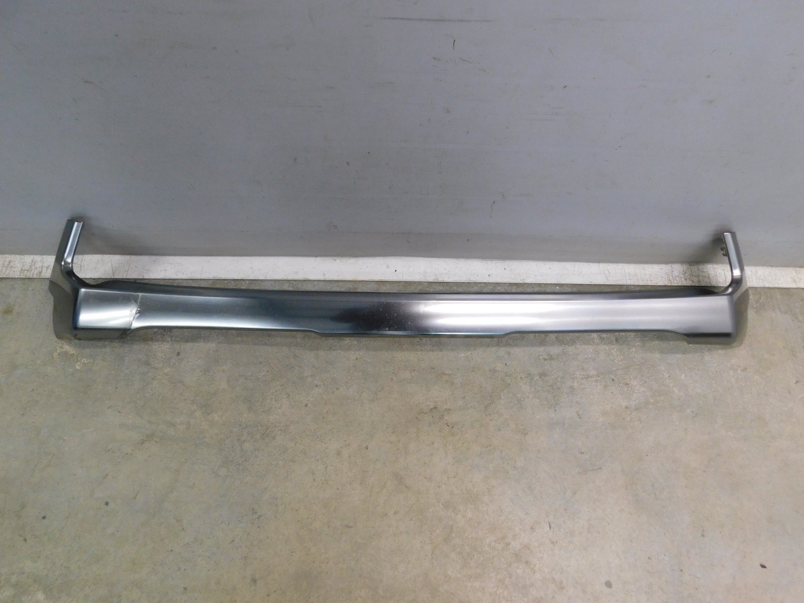 Молдинг решетки радиатора Lexus LX 570 (URJ200) 2007>