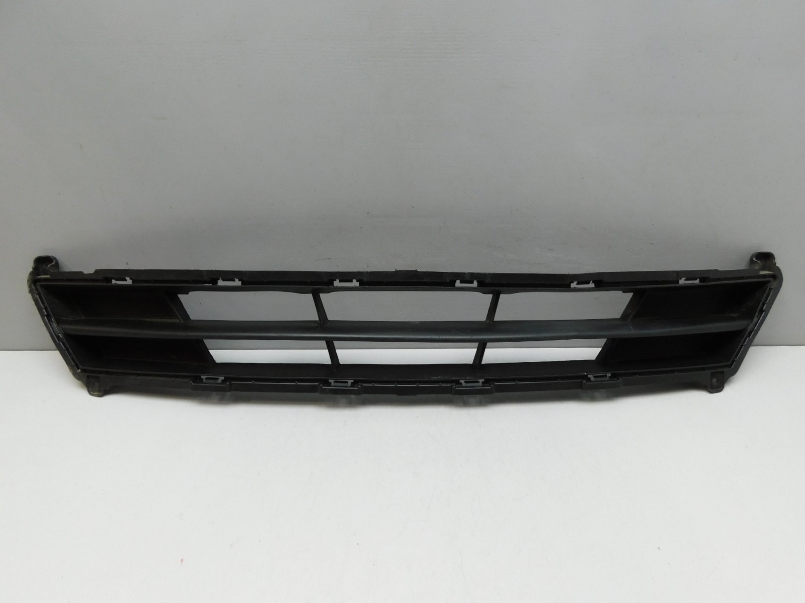 Решетка в бампер центральная Hyundai Solaris 2010-2017