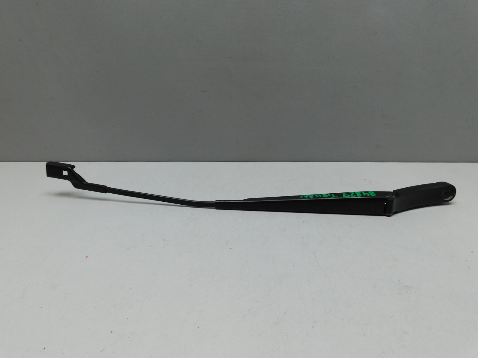 Поводок стеклоочистителя заднего Volkswagen Tiguan 2007-2017