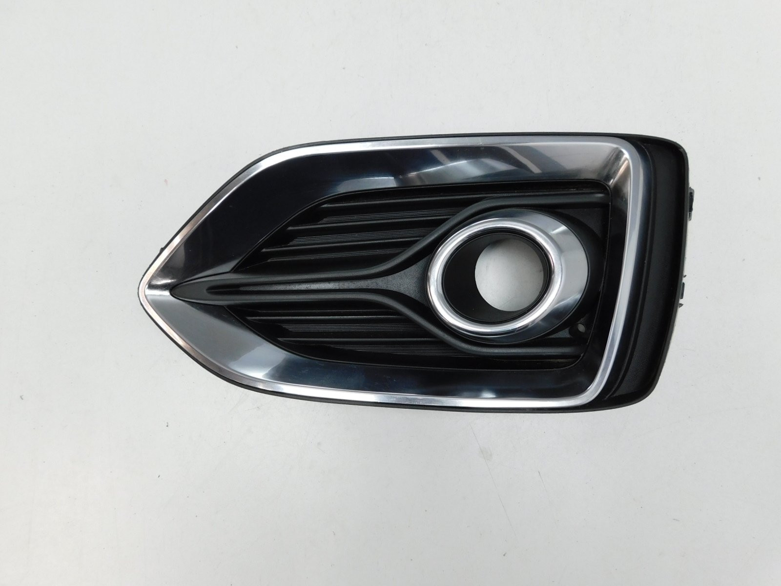 Решетка в бампер правая Hyundai Solaris 2017>