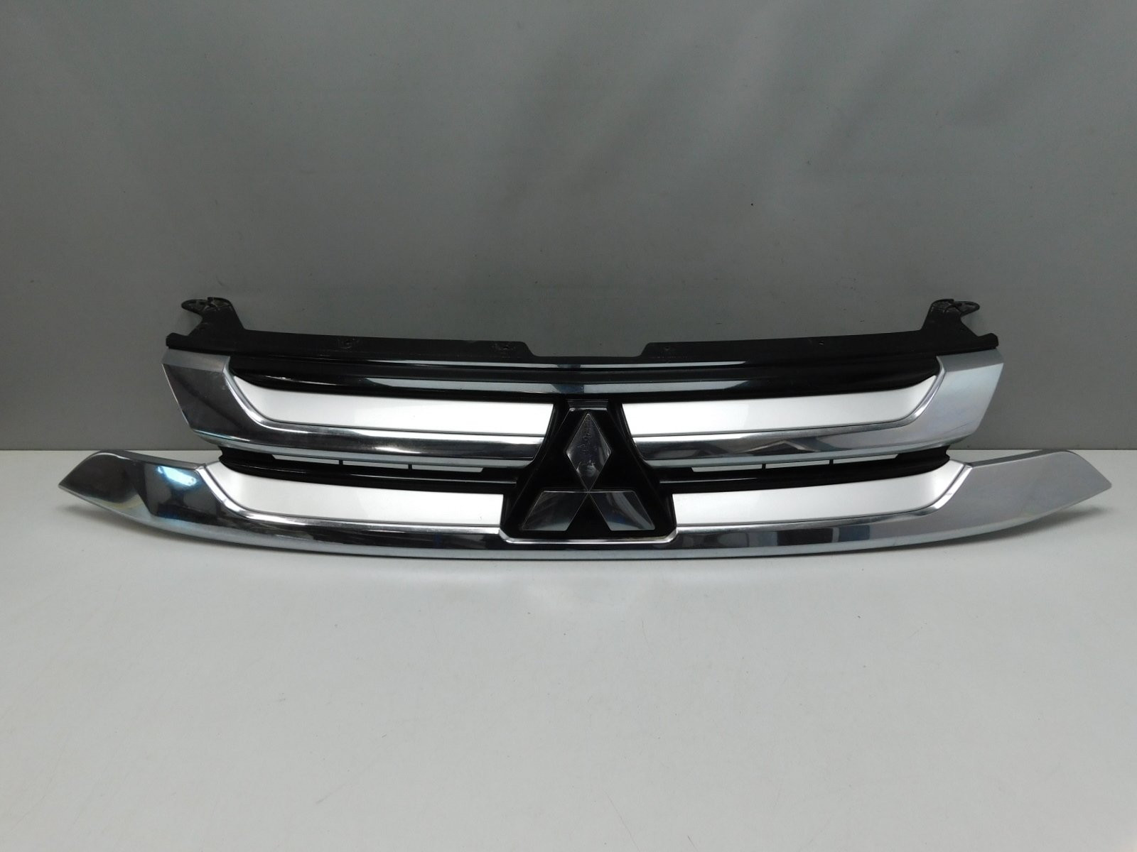 Решетка радиатора Mitsubishi Outlander 2012>