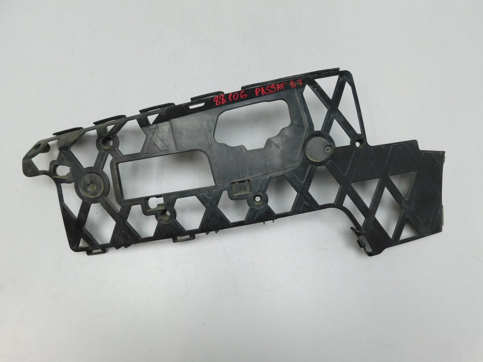 Направляющая переднего бампера Volkswagen Passat B7 2011-2015