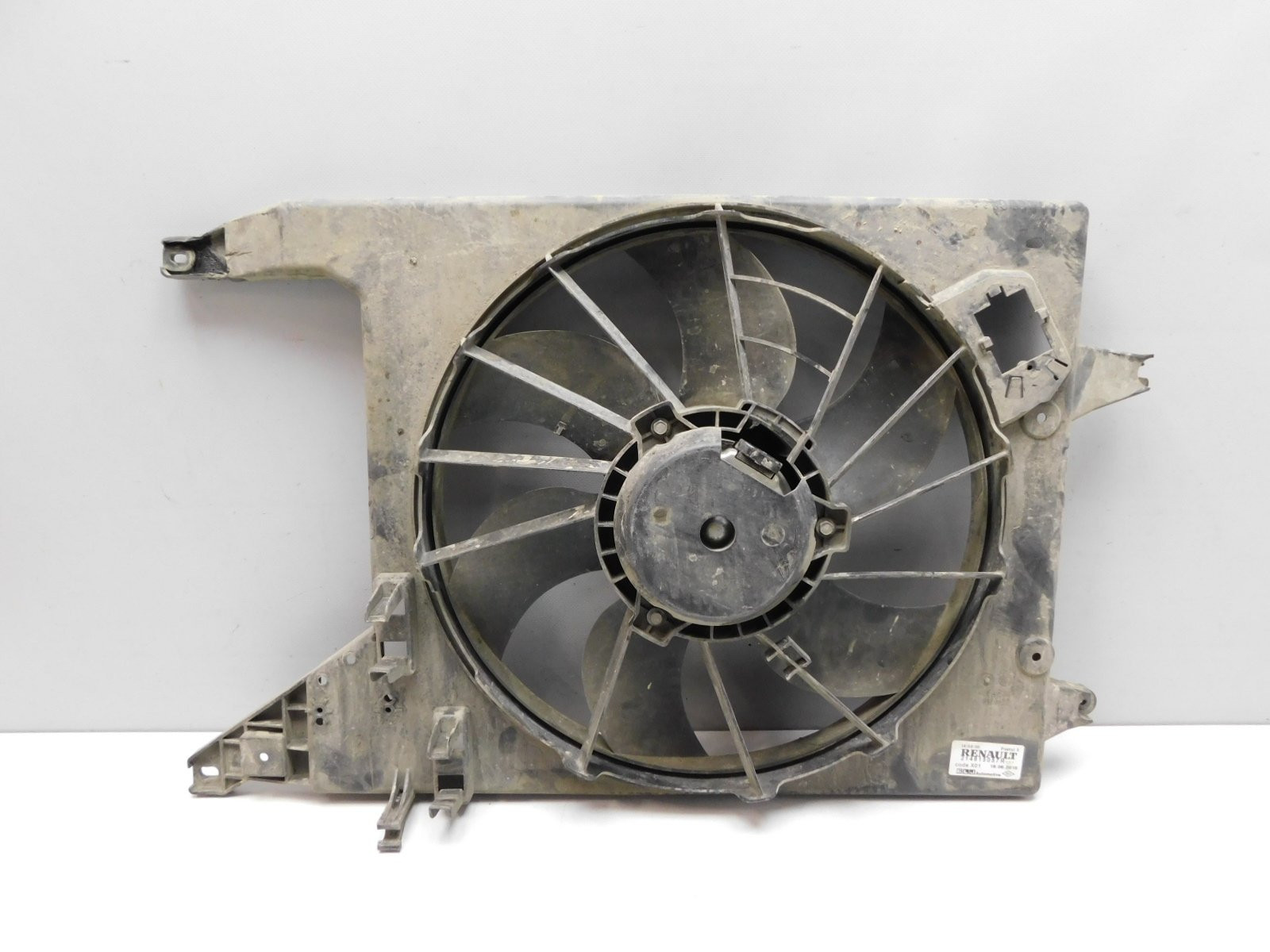 Диффузор радиатора рено логан 1 с кондиционером. Диффузор логан 2007 1. Диффузор рено логан. Диффузор с датчиком рено логан 2. Диффузор рено логан.