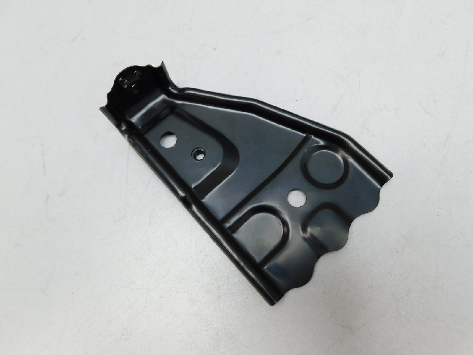 Кронштейн крепления левого крыла Toyota Land Cruiser (200) 2008>